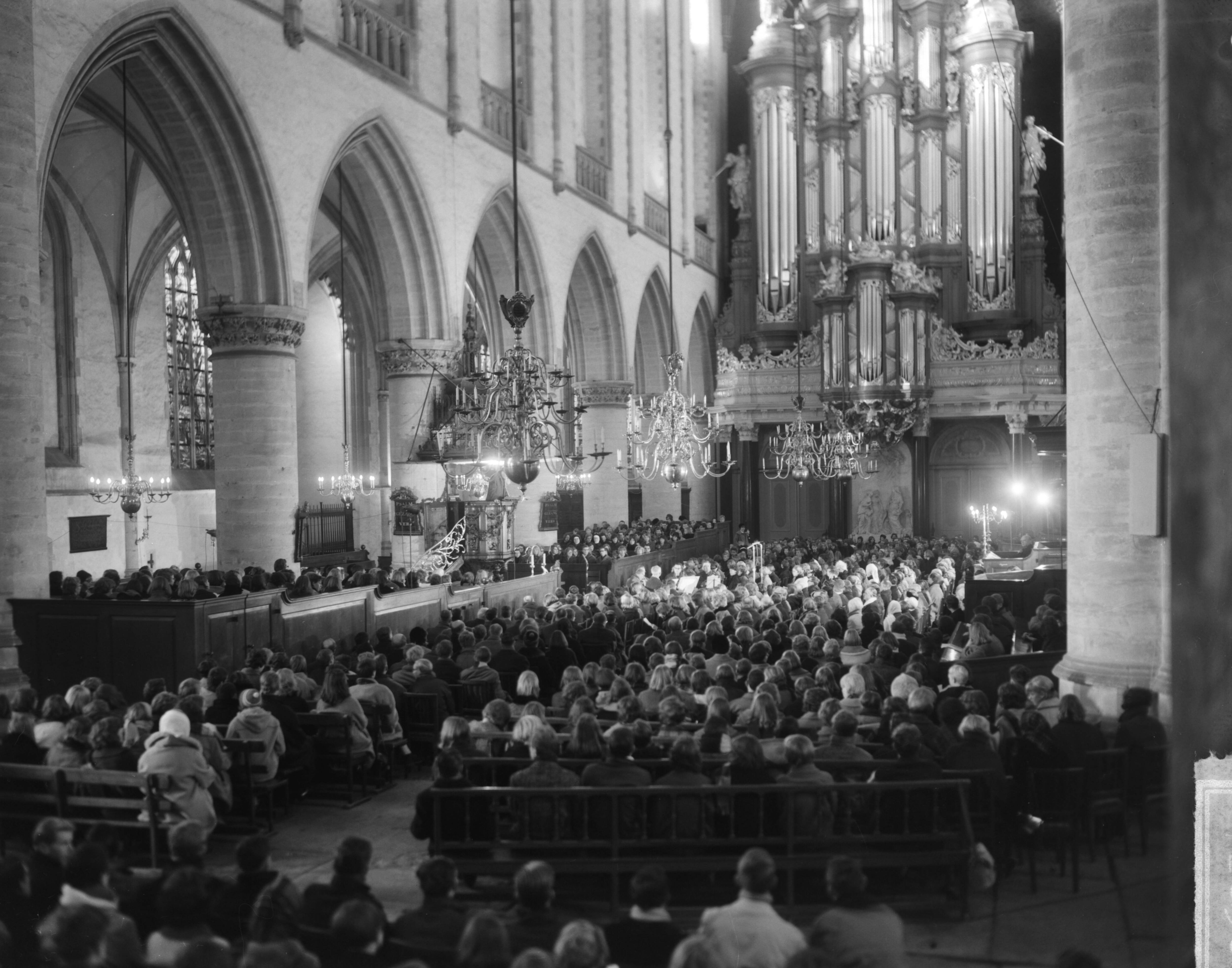 Fotocollectie Anefo — Hartewens Festival in de Sint Bavokerk te Haarlem geopend, overzicht — Foto: Bilsen, Joop van / Anefo. Licentie: Set B: Rechtenvrij / Publiek Domein. Bron: Nationaal Archief. http://hdl.handle.net/10648/aa8ad542-d0b4-102d-bcf8-003048976d84