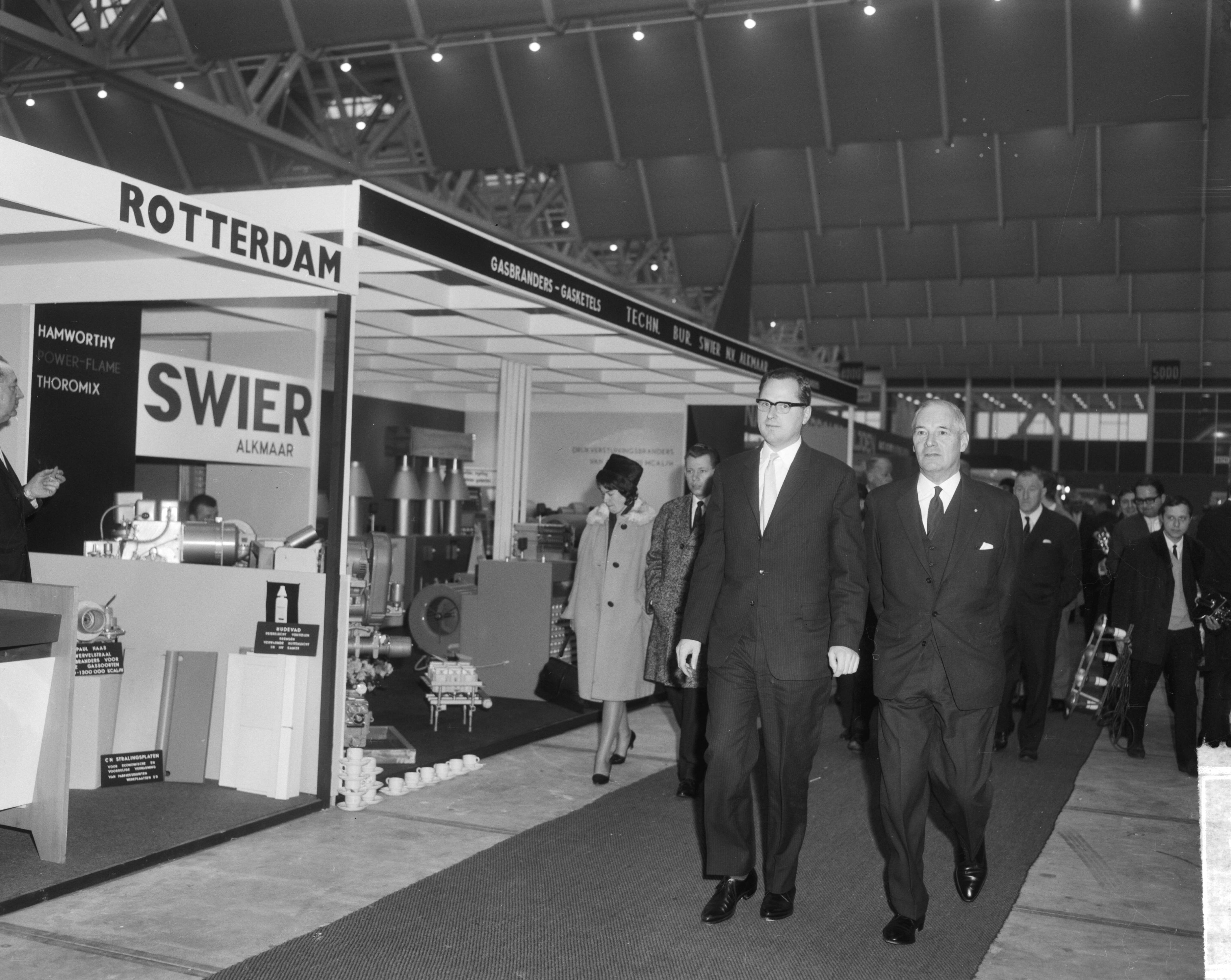 Fotocollectie Anefo — Minister van Economische Zaken dr. J.E. Andriessen heeft te Utrecht de 49e Voorjaarsbeurs geopend, tijdens rondgang — Foto: Bilsen, Joop van / Anefo. Licentie: Set B: Rechtenvrij / Publiek Domein. Bron: Nationaal Archief. http://hdl.handle.net/10648/aa977e64-d0b4-102d-bcf8-003048976d84