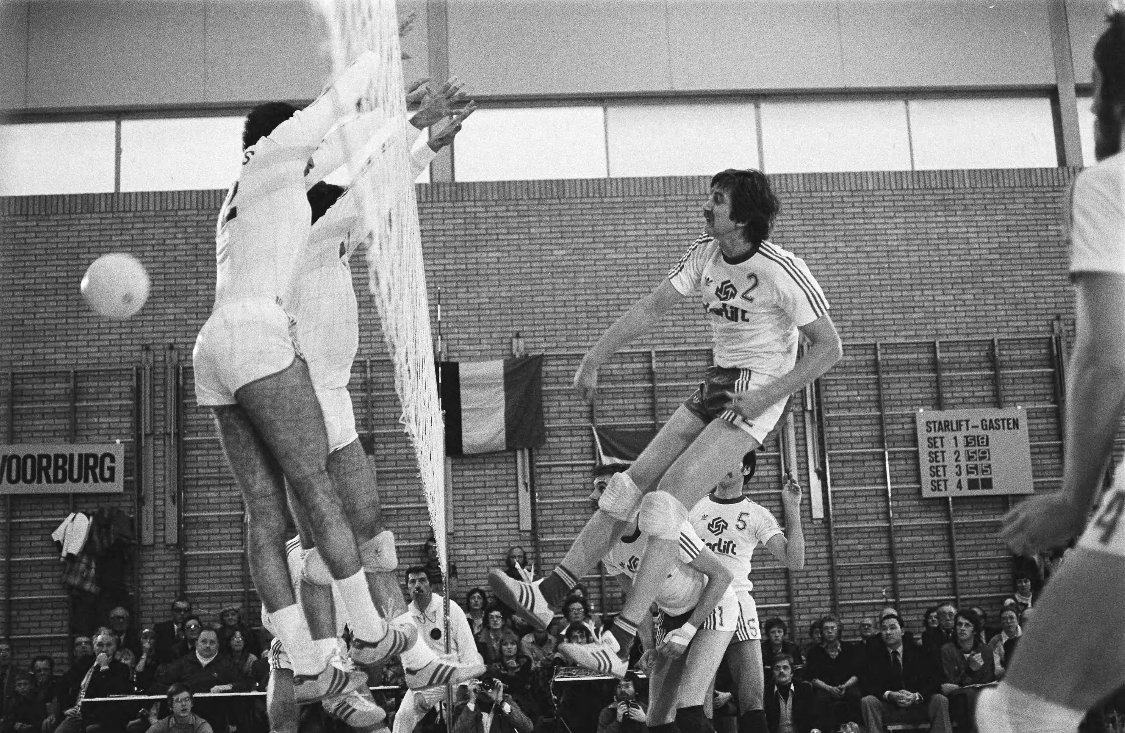 Fotocollectie Anefo — Volleybal Europacup landskampioen Starlift/Blokkeer tegen Real Madrid ; Frank Constandse (Blokkeer) scoort (r) — Foto: Suyk, Koen / Anefo. Licentie: Set B: Rechtenvrij / Publiek Domein. Bron: Nationaal Archief. http://hdl.handle.net/10648/aca9a678-d0b4-102d-bcf8-003048976d84