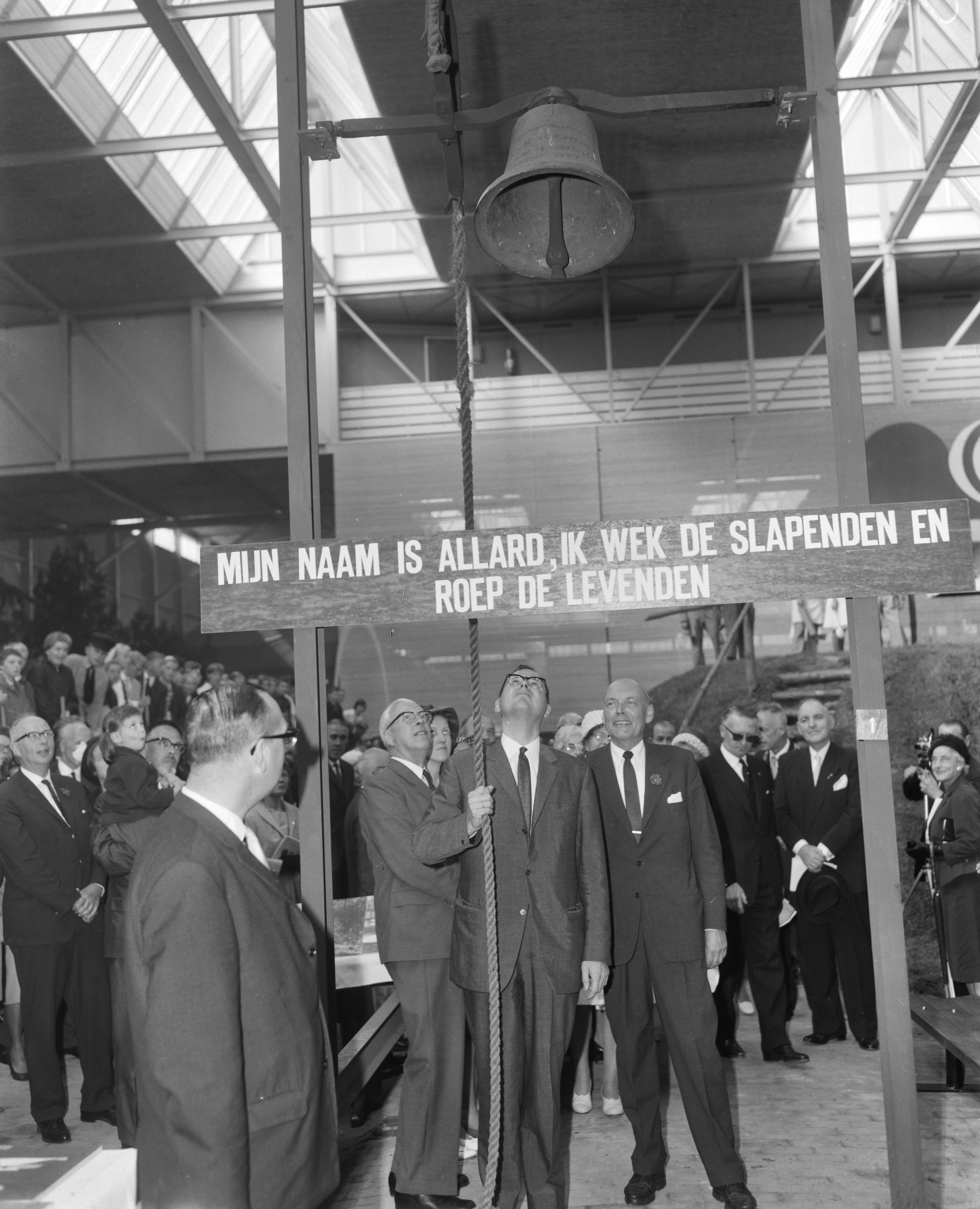 Fotocollectie Anefo — Tentoonstelling "Frisiana" te Leeuwarden officieel door minister J.E. Andriessen geopend. De minister luidt de bel — Foto: Bilsen, Joop van / Anefo. Licentie: Set B: Rechtenvrij / Publiek Domein. Bron: Nationaal Archief. http://hdl.handle.net/10648/aa458712-d0b4-102d-bcf8-003048976d84