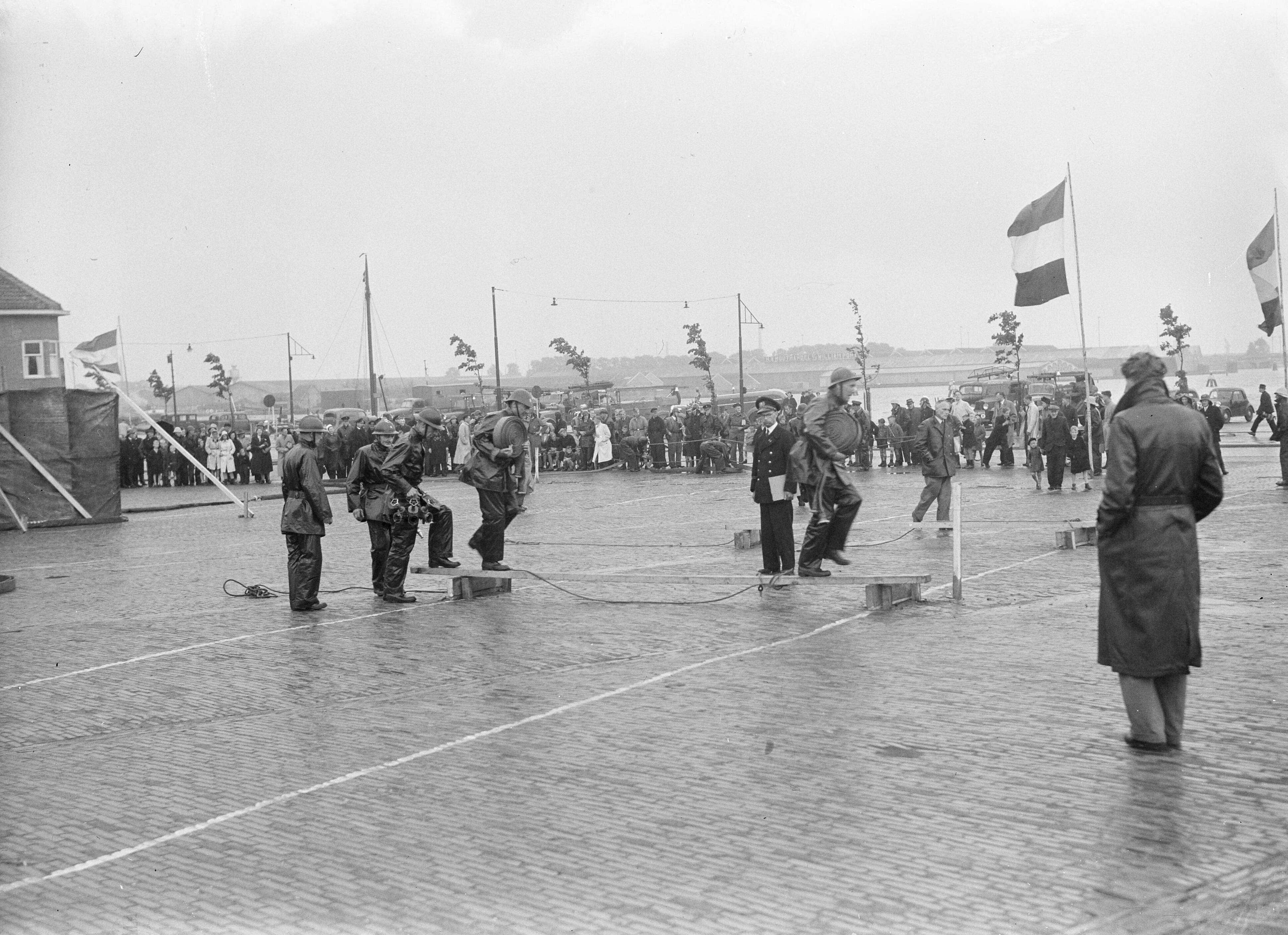 Fotocollectie Anefo — Brandweerdemonstratie Zaandam — Foto: Sagers, Harry / Anefo. Licentie: Set B: Rechtenvrij / Publiek Domein. Bron: Nationaal Archief. http://hdl.handle.net/10648/a8a8f90c-d0b4-102d-bcf8-003048976d84