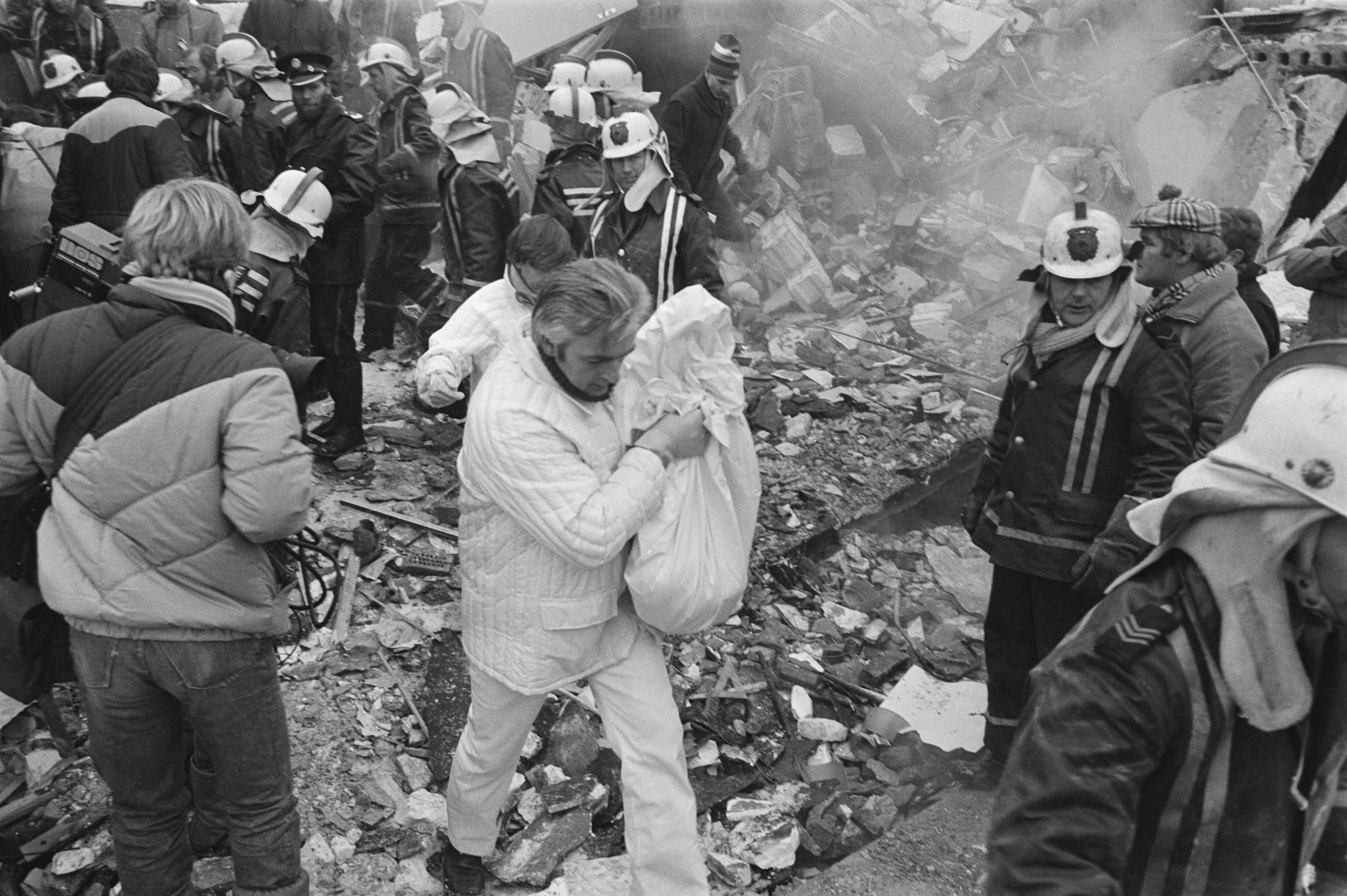Fotocollectie Anefo — Gasexplosie in Woerden, zes huizen verwoest, vier mensen omgekomen; een kindje wordt uit de puinhopen gehaald — Foto: Croes, Rob C. / Anefo. Licentie: Set B: Rechtenvrij / Publiek Domein. Bron: Nationaal Archief. http://hdl.handle.net/10648/ad420a12-d0b4-102d-bcf8-003048976d84