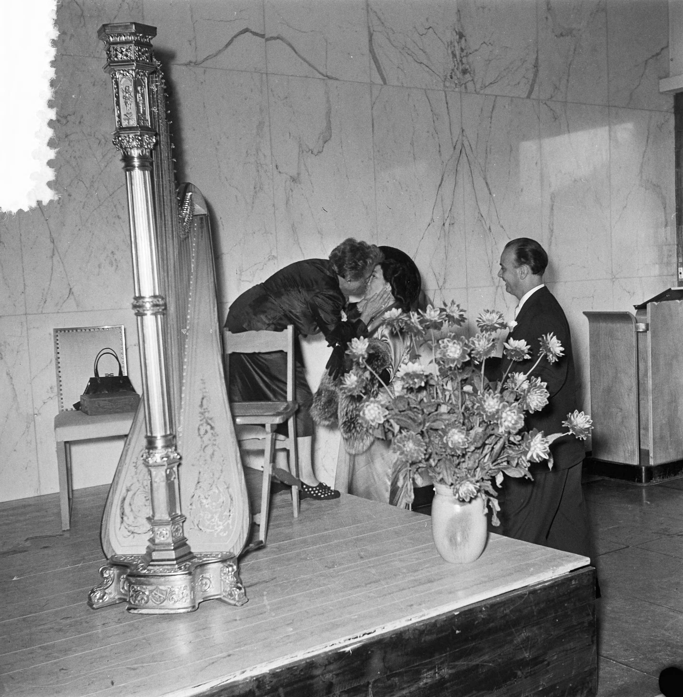 Fotocollectie Anefo — Huwelijk van Maarten Kapteyn en Jetty Cantor in Hilversum — Foto: Noske, J.D. / Anefo. Licentie: Set B: Rechtenvrij / Publiek Domein. Bron: Nationaal Archief. http://hdl.handle.net/10648/a911feac-d0b4-102d-bcf8-003048976d84