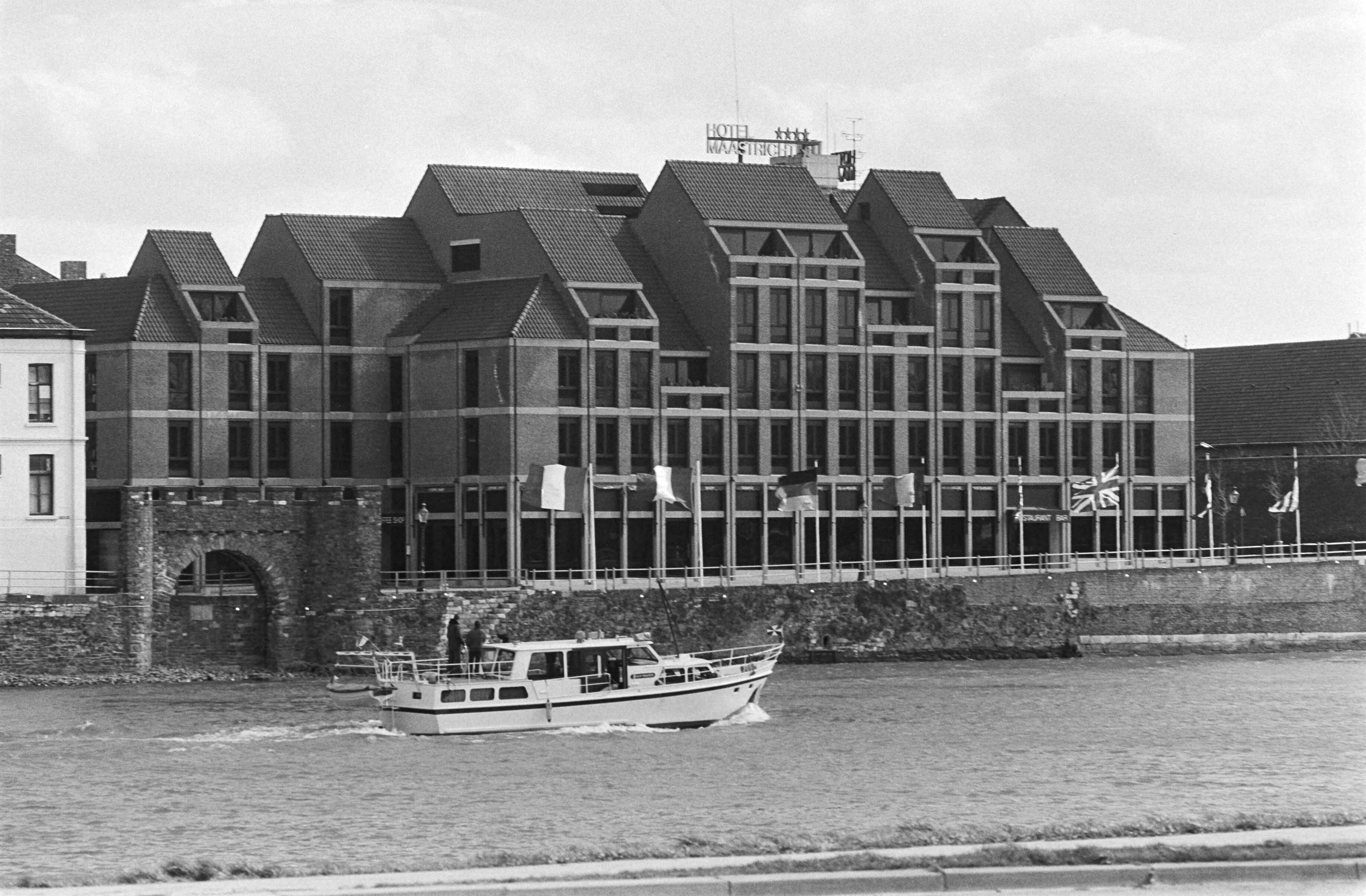 Fotocollectie Anefo — Morgen komt in Maastricht Europese Raad bijeen, Stadhuis waar conferentie gehouden wordt was vandaag al afgezet, hotel "Maastricht" — Foto: Croes, Rob C. / Anefo. Licentie: Set B: Rechtenvrij / Publiek Domein. Bron: Nationaal Archief. http://hdl.handle.net/10648/acf792b6-d0b4-102d-bcf8-003048976d84