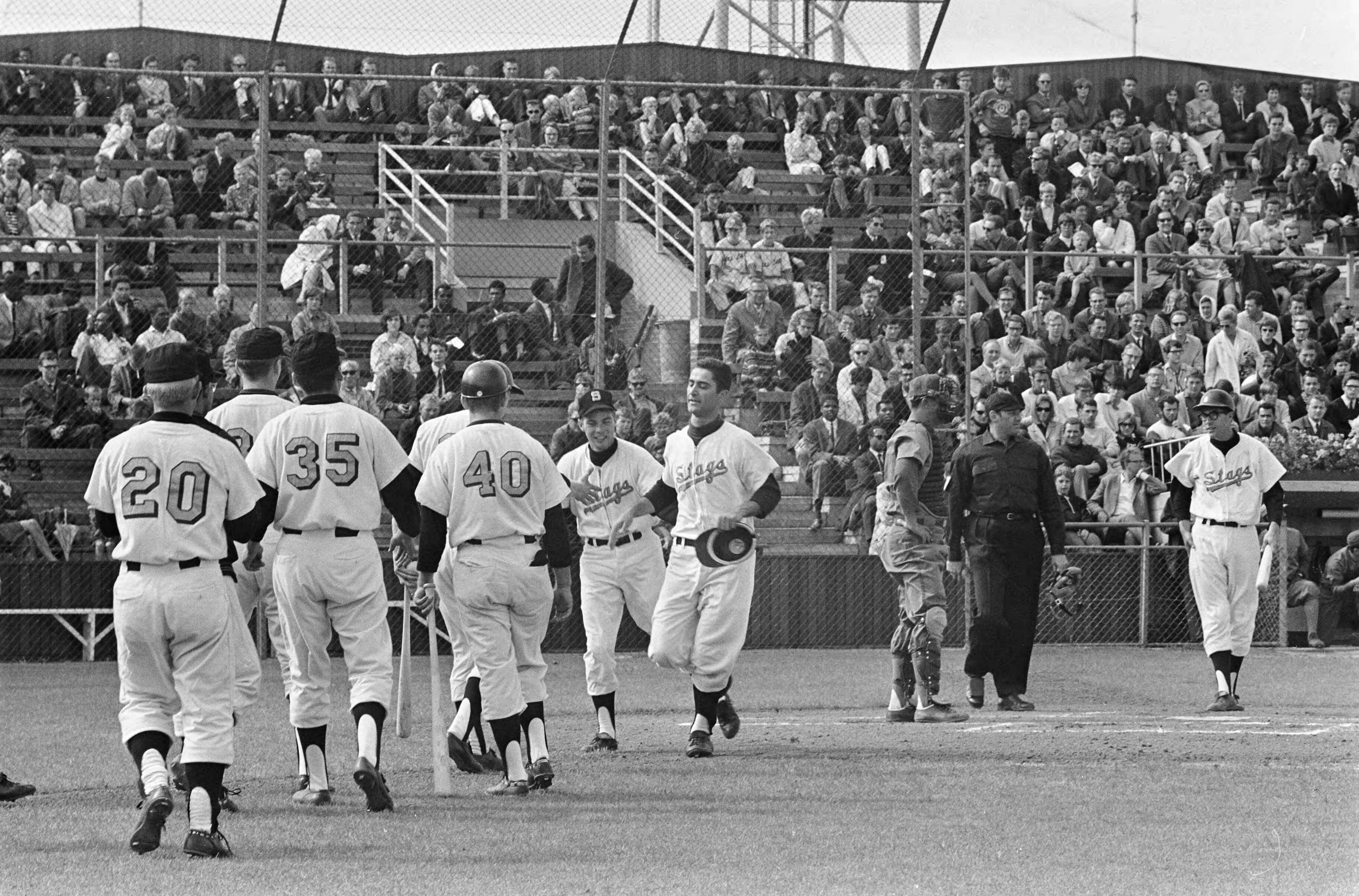 Fotocollectie Anefo — Haarlemse Honkbalweek, Nederlandse Antillen tegen California Stags , Chuck Iverson heeft tweede homerun geslagen, komt binnen — Foto: Kroon, Ron / Anefo. Licentie: Set B: Rechtenvrij / Publiek Domein. Bron: Nationaal Archief. http://hdl.handle.net/10648/aaf5fc46-d0b4-102d-bcf8-003048976d84