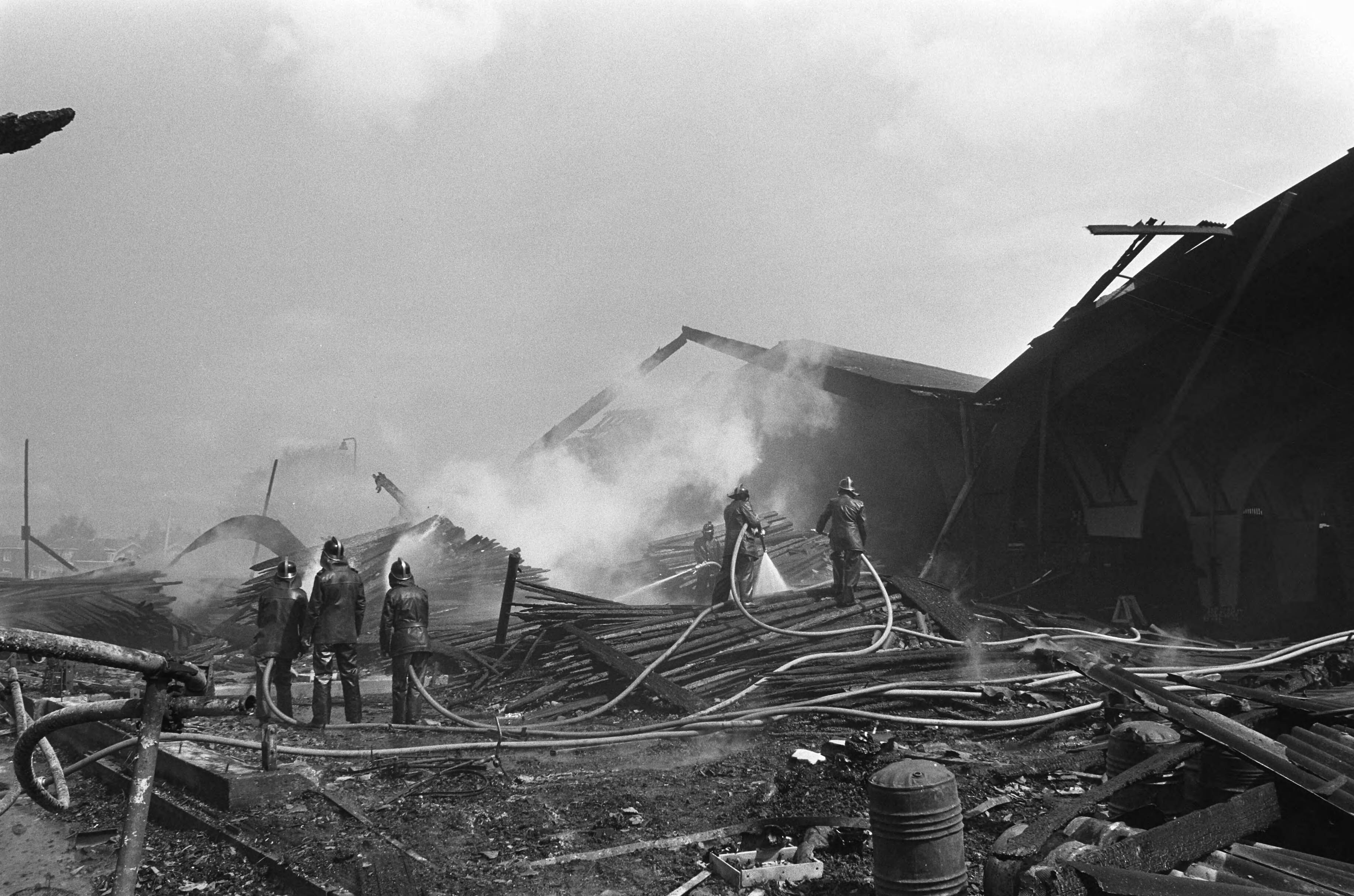 Fotocollectie Anefo — Brand bij William Pont Zaandam, blussingswerkzaamheden — Foto: Mieremet, Rob / Anefo. Licentie: Set B: Rechtenvrij / Publiek Domein. Bron: Nationaal Archief. http://hdl.handle.net/10648/ac2bfd04-d0b4-102d-bcf8-003048976d84