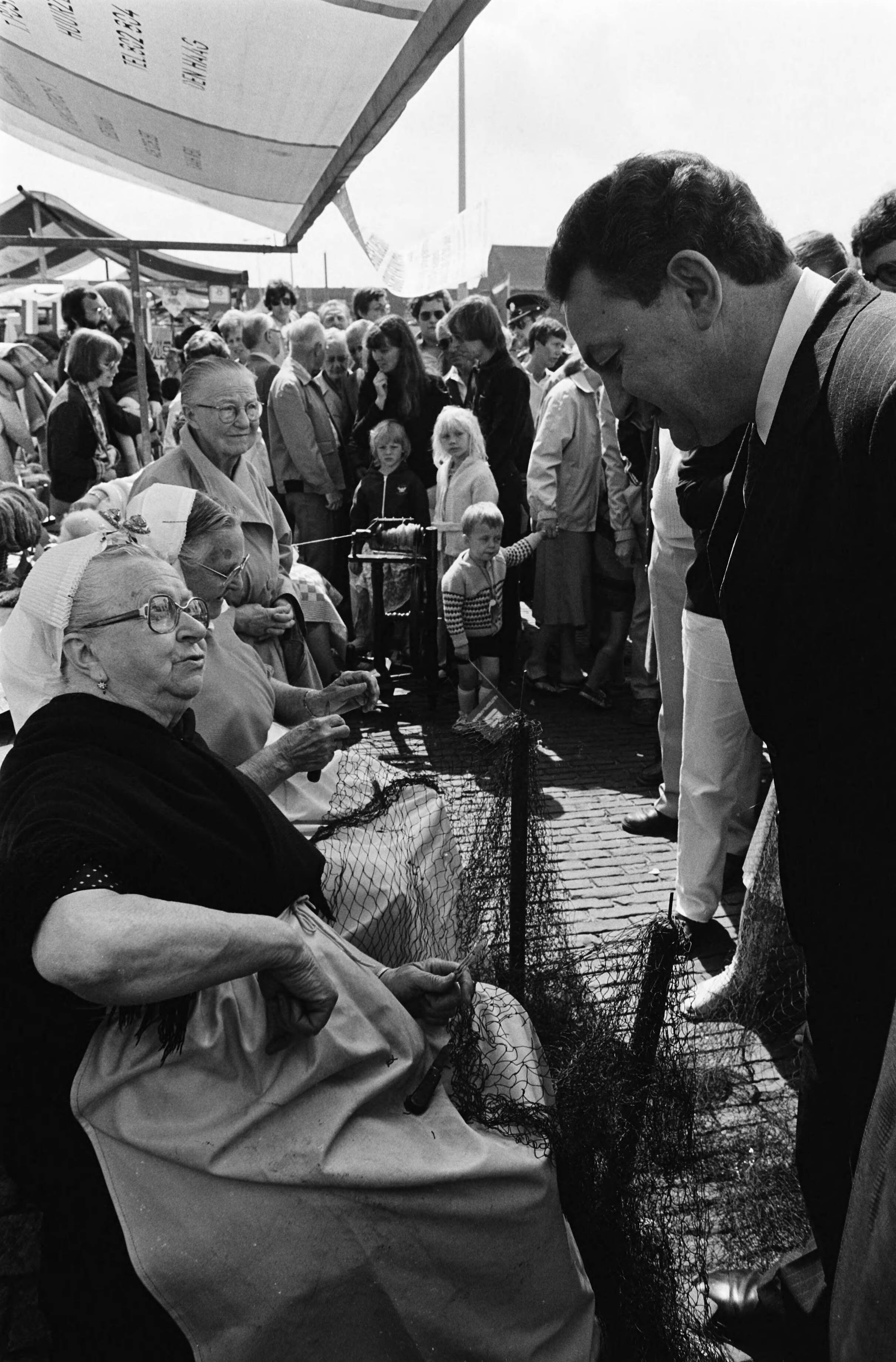 Fotocollectie Anefo — Minister Braks (Landbouw en Visserij) heeft "Vlaggetjesdag" in Scheveningen geopend; — Foto: Dijk, Hans van / Anefo. Licentie: Set B: Rechtenvrij / Publiek Domein. Bron: Nationaal Archief. http://hdl.handle.net/10648/acfcf4d6-d0b4-102d-bcf8-003048976d84