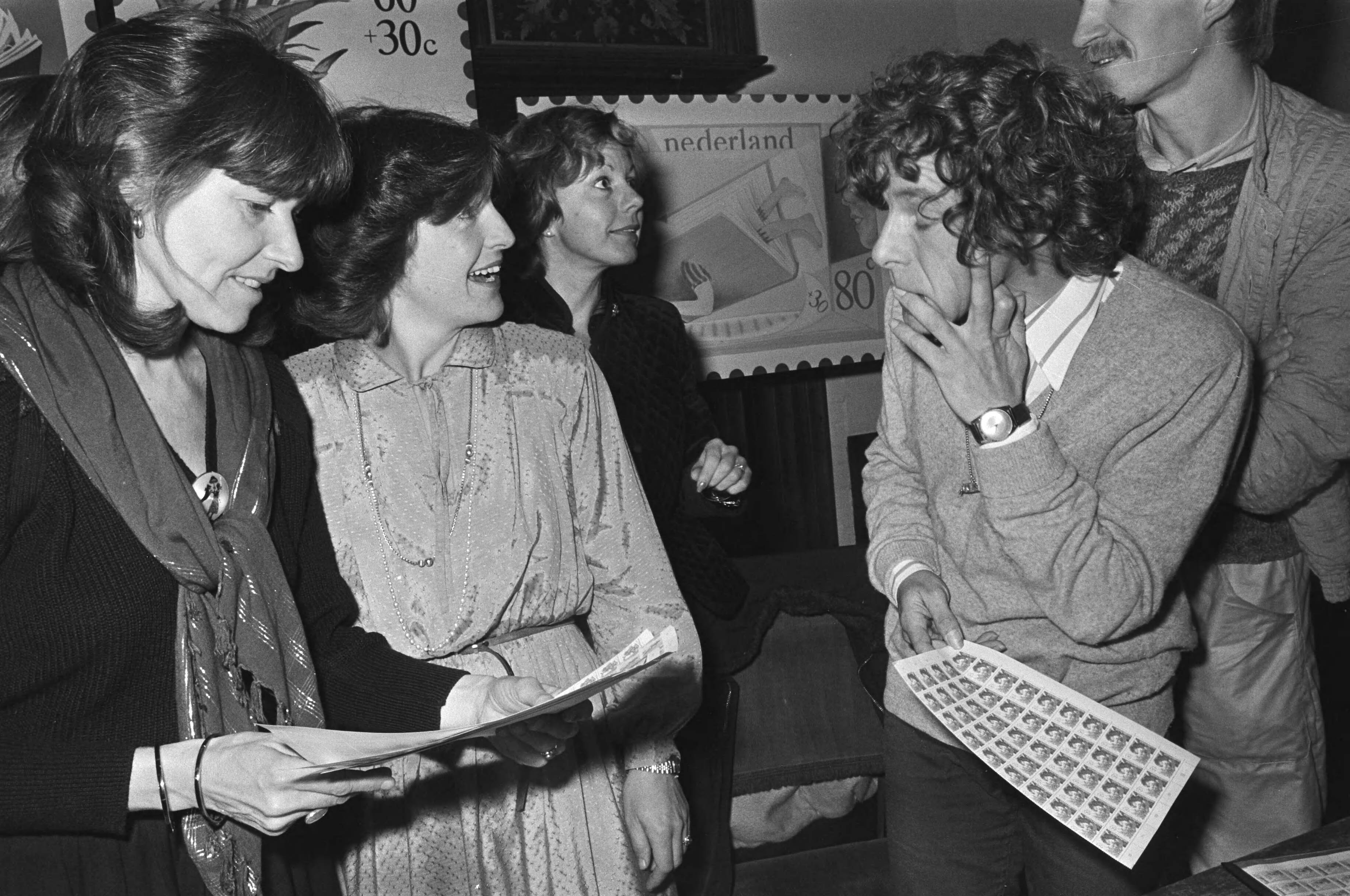 Fotocollectie Anefo — Margriet heeft in Den Haag eerste aankoop gedaan van kinderpostzegels 1980, zij deed dit bij ontwerpers zegels — Foto: Bogaerts, Rob / Anefo. Licentie: Set B: Rechtenvrij / Publiek Domein. Bron: Nationaal Archief. http://hdl.handle.net/10648/aced6c82-d0b4-102d-bcf8-003048976d84