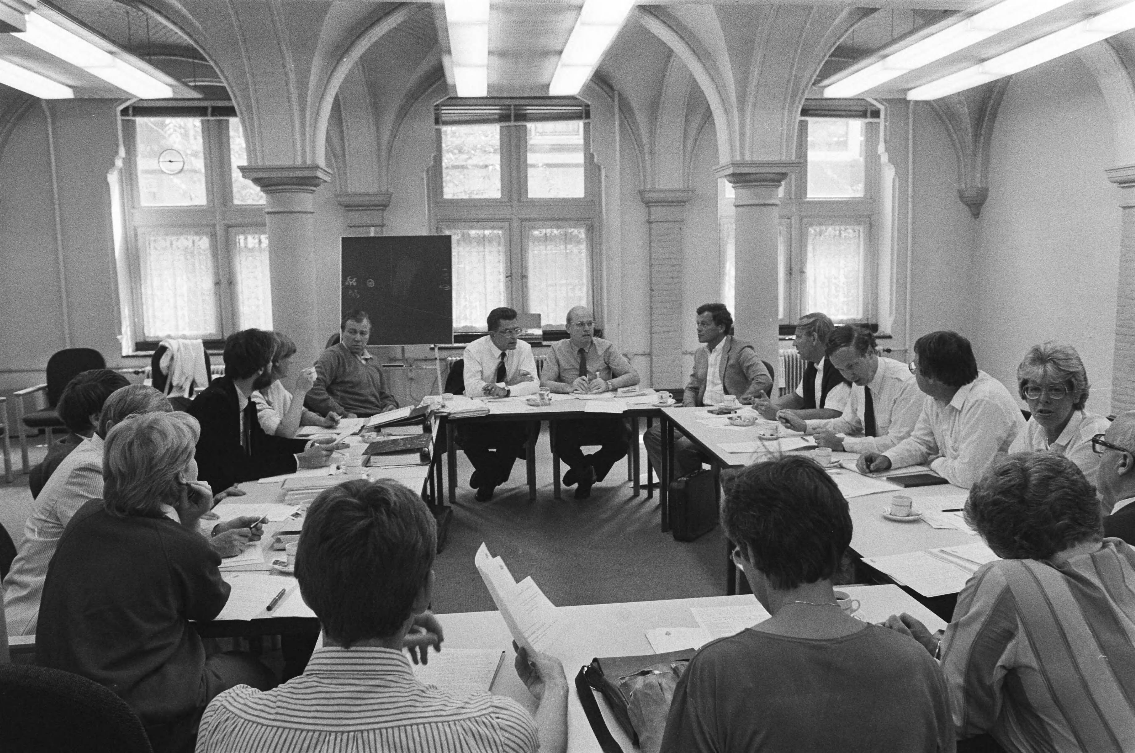 Enquêtecommissie Rijn-Schelde-Verolme (RSV) bijeen — RSV|Den Haag|Zuid-Holland|parlementaire enquêtes |parlementariërs |bedrijfssluitingen|RSV-enquête — Foto: Croes, Rob C. / Anefo. Licentie: Set B: Rechtenvrij / Publiek Domein. Bron: Nationaal Archief. http://hdl.handle.net/10648/ad2cc314-d0b4-102d-bcf8-003048976d84