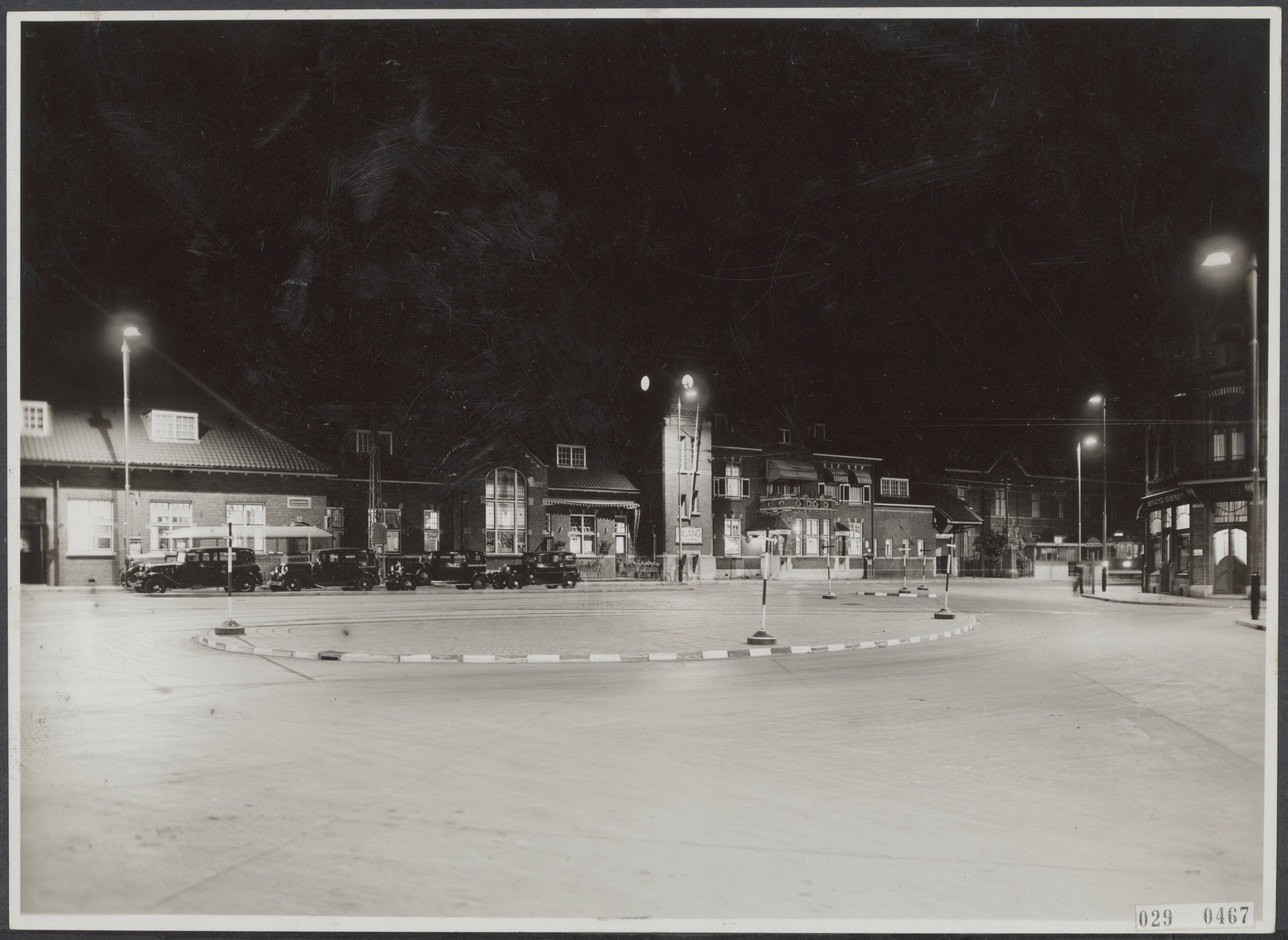 Fotocollectie Elsevier Binnenland — Stationsplein te Heerlen in de avond — Foto: Onbekend / Publiek Domein of Rechtenvrij. Licentie: Set B: Rechtenvrij / Publiek Domein. Bron: Nationaal Archief. http://hdl.handle.net/10648/ade2013e-d0b4-102d-bcf8-003048976d84
