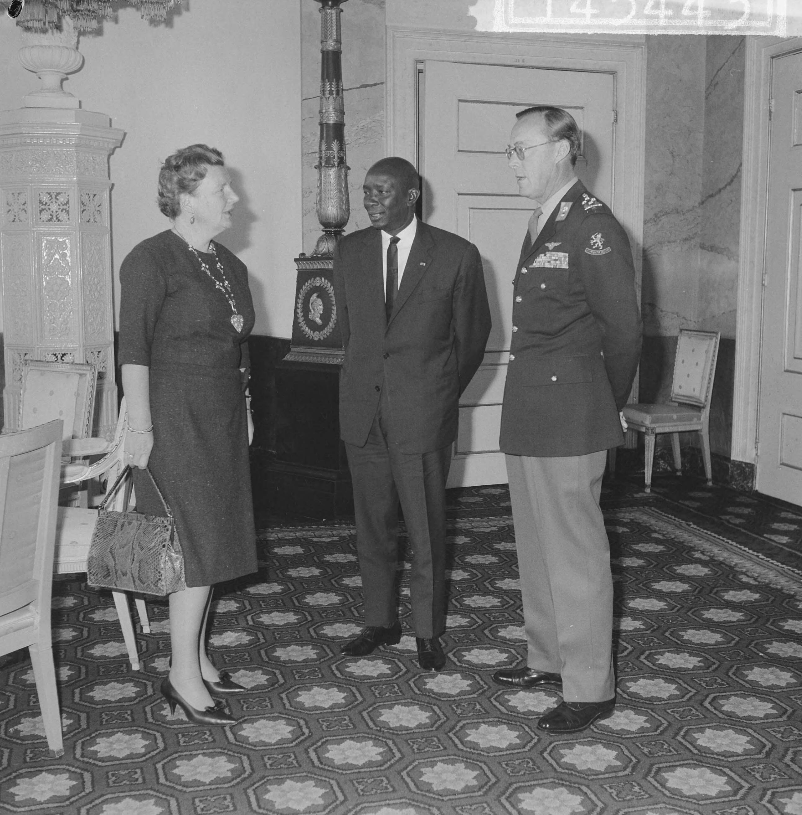 Fotocollectie Anefo — Bezoek van de koning van Burundi, Mwambutsa IV, aan paleis Soestdijk. Vlnr. koningin Juliana, koning Mwambutsa IV, prins Bernhard — Foto: Pot, Harry / Anefo. Licentie: Set B: Rechtenvrij / Publiek Domein. Bron: Nationaal Archief. http://hdl.handle.net/10648/aa20326e-d0b4-102d-bcf8-003048976d84