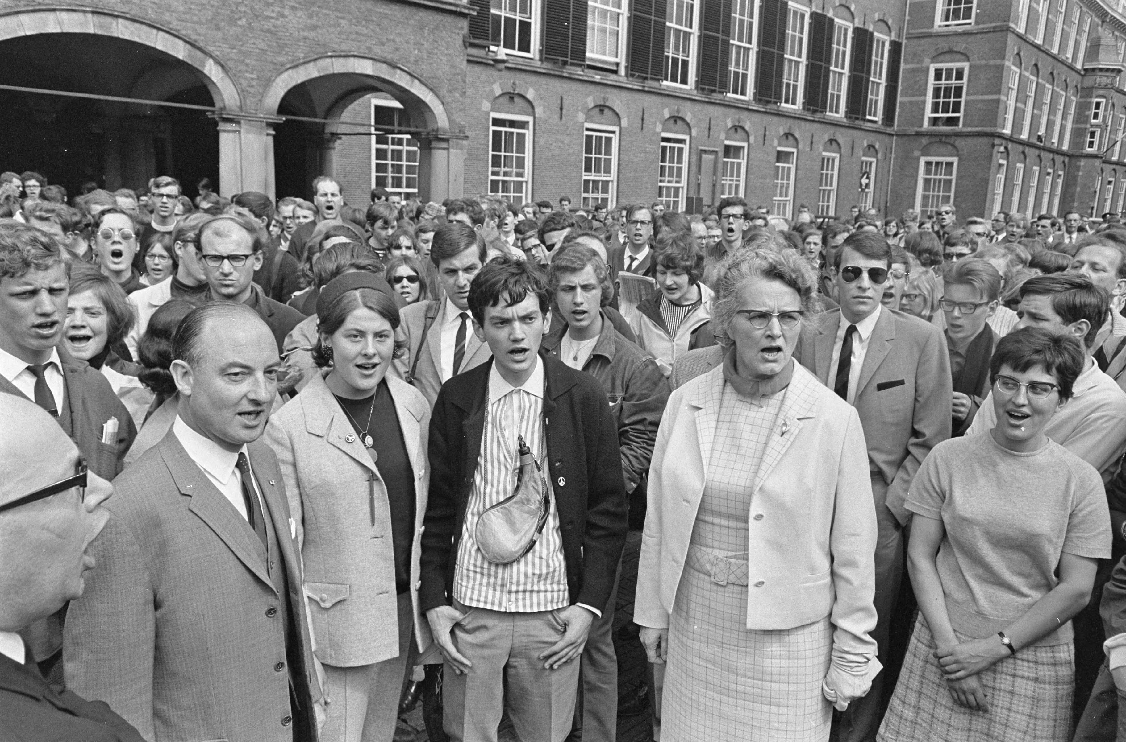 Fotocollectie Anefo — Vredesmars van Rotterdam naar Den Haag , op het Binnenhof v.l.n.r. drs. Schmelzer , Jan Hendriks (organisator) en Minister Klompe — Foto: Kroon, Ron / Anefo. Licentie: Set B: Rechtenvrij / Publiek Domein. Bron: Nationaal Archief. http://hdl.handle.net/10648/ab18f91c-d0b4-102d-bcf8-003048976d84
