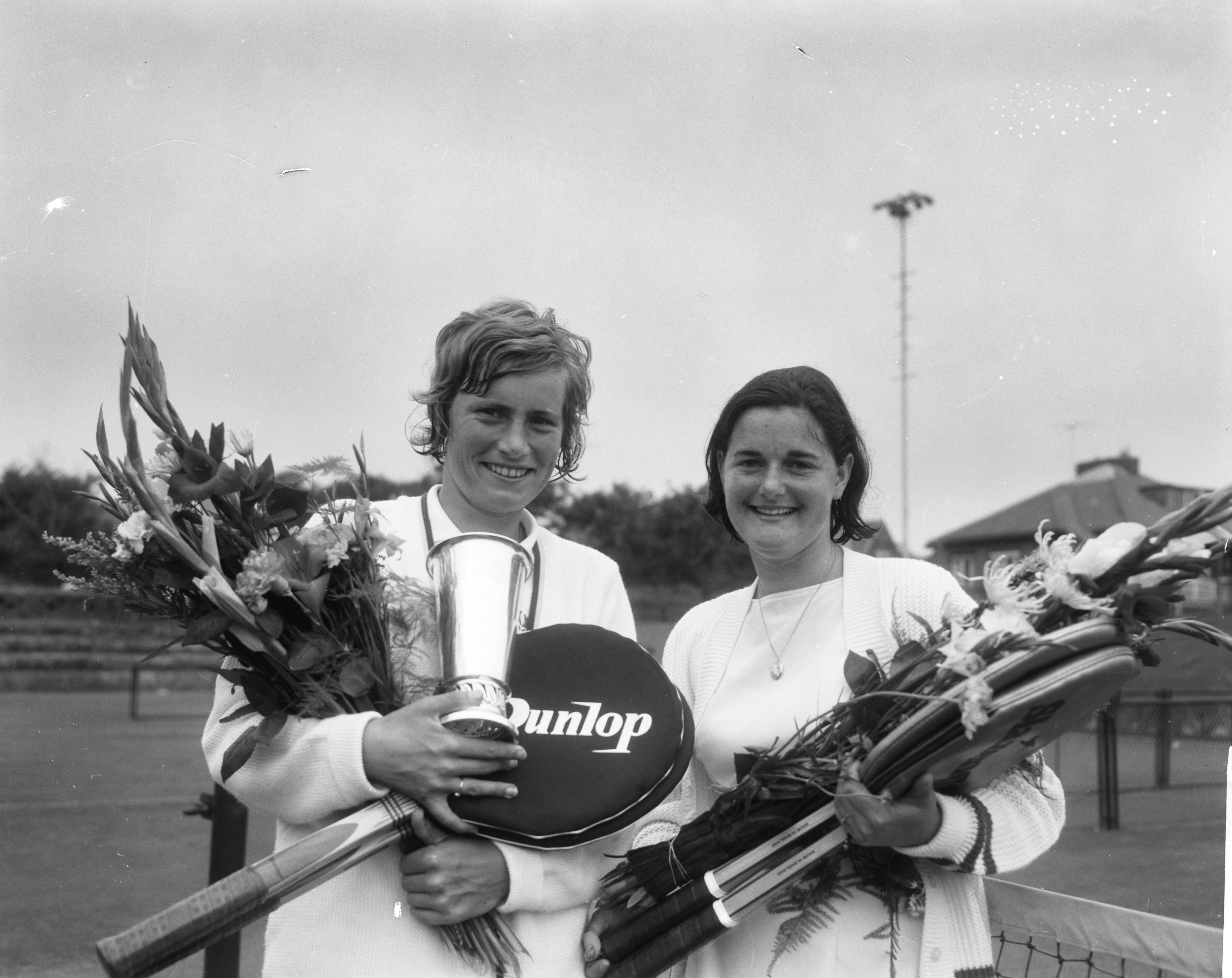 Fotocollectie Anefo — Nederlandse tenniskampioenschappen op de METS-banen te Scheveningen, Trudy Groenman (links) en Els Spruyt, winnaars damesdubbel — Foto: Bilsen, Joop van / Anefo. Licentie: Set B: Rechtenvrij / Publiek Domein. Bron: Nationaal Archief. http://hdl.handle.net/10648/aac08458-d0b4-102d-bcf8-003048976d84