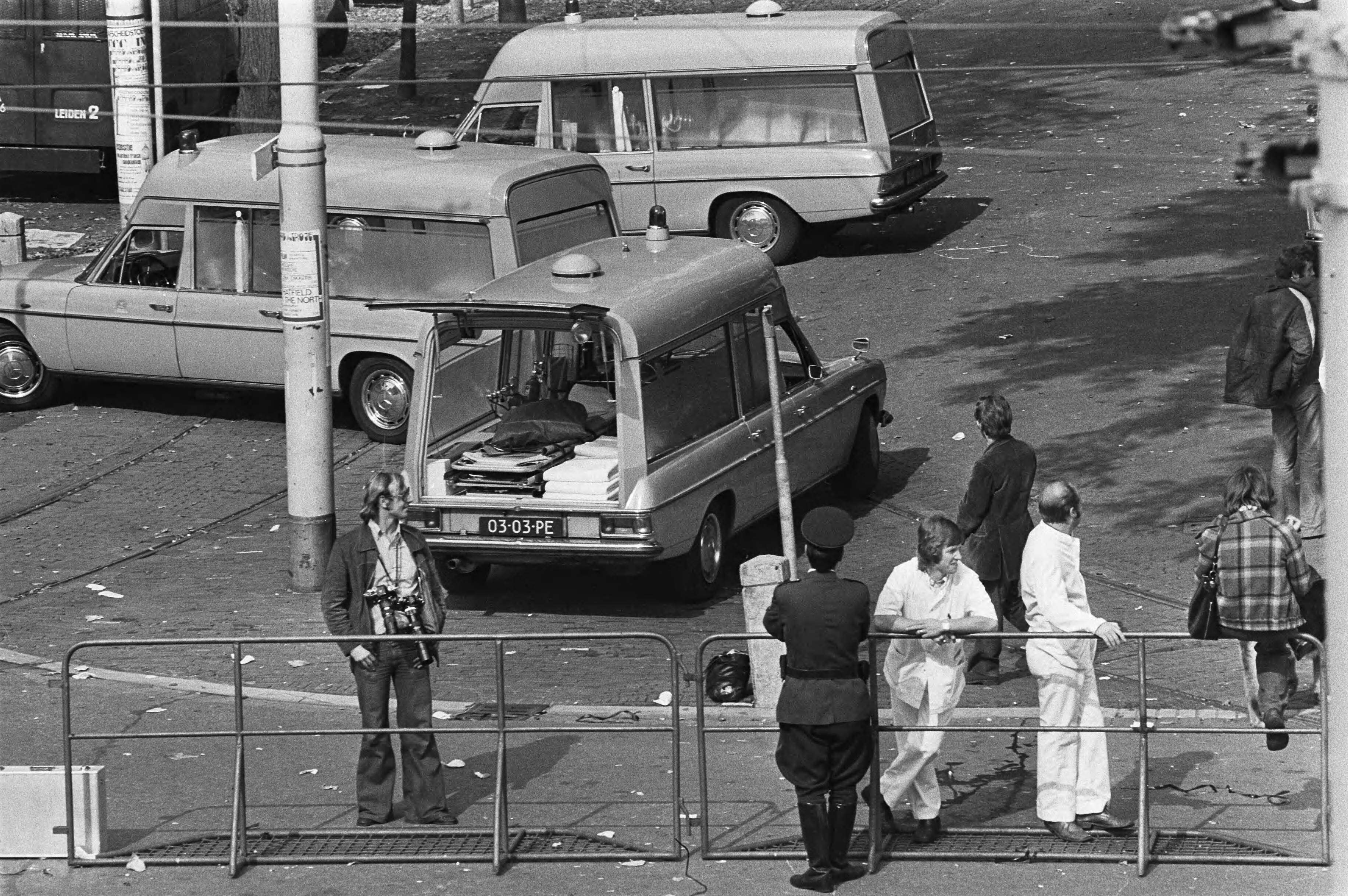 Fotocollectie Anefo — Japanse terroristen gijzelen Franse ambassadeur en 10 anderen in Franse ambassade in Den Haag , ambulances wachten bij Franse ambassade — Foto: Mieremet, Rob / Anefo. Licentie: Set B: Rechtenvrij / Publiek Domein. Bron: Nationaal Archief. http://hdl.handle.net/10648/ac5531c4-d0b4-102d-bcf8-003048976d84