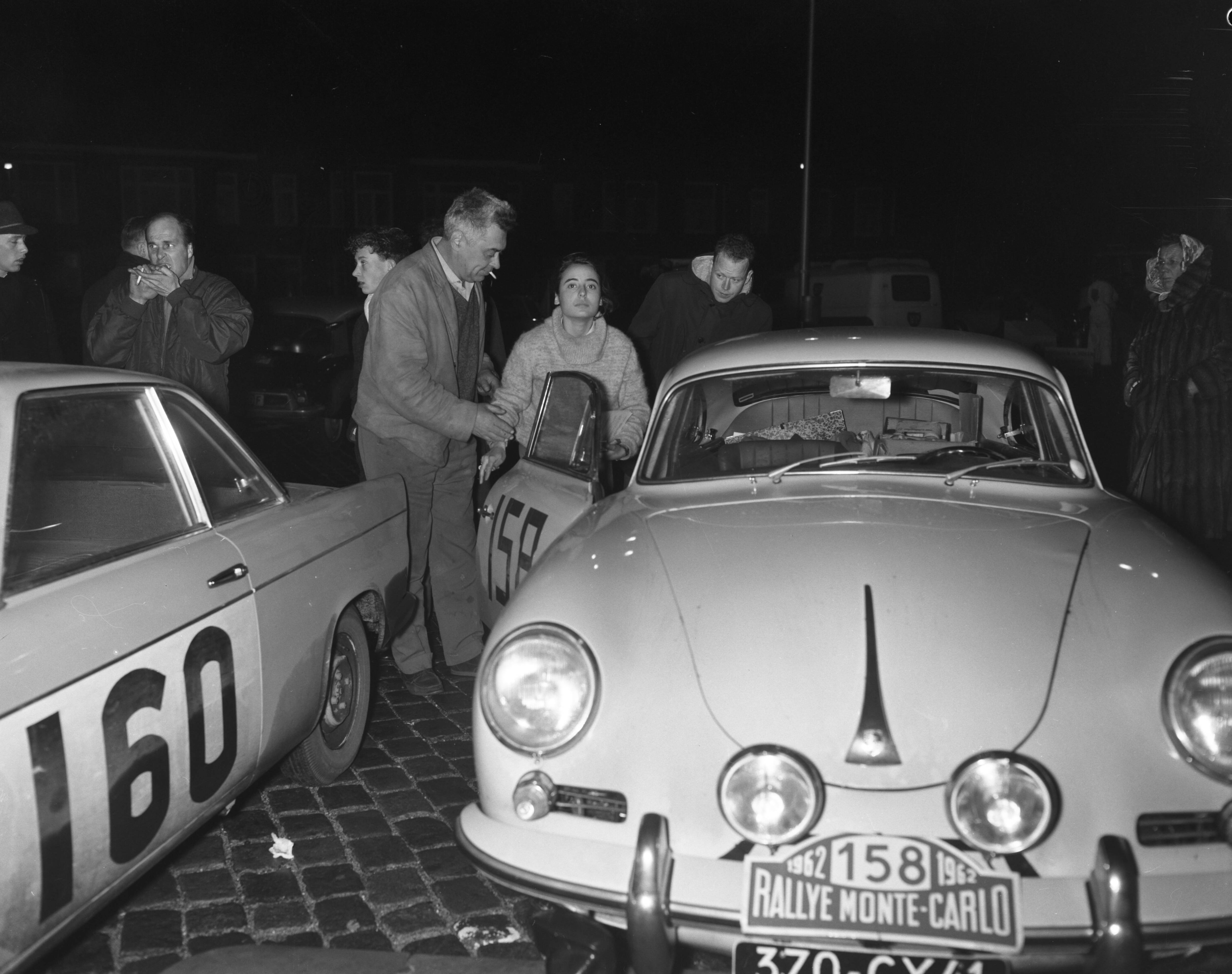 Fotocollectie Anefo — Deelnemers Rally Monte Carlo tijdcontrole in Scheveningen. Henri Hourtoulle en Jeanne Hourtoulle met hun Porsche 365 B (startnummer 158) — Foto: Bilsen, Joop van / Anefo. Licentie: Set B: Rechtenvrij / Publiek Domein. Bron: Nationaal Archief. http://hdl.handle.net/10648/a9f4f824-d0b4-102d-bcf8-003048976d84