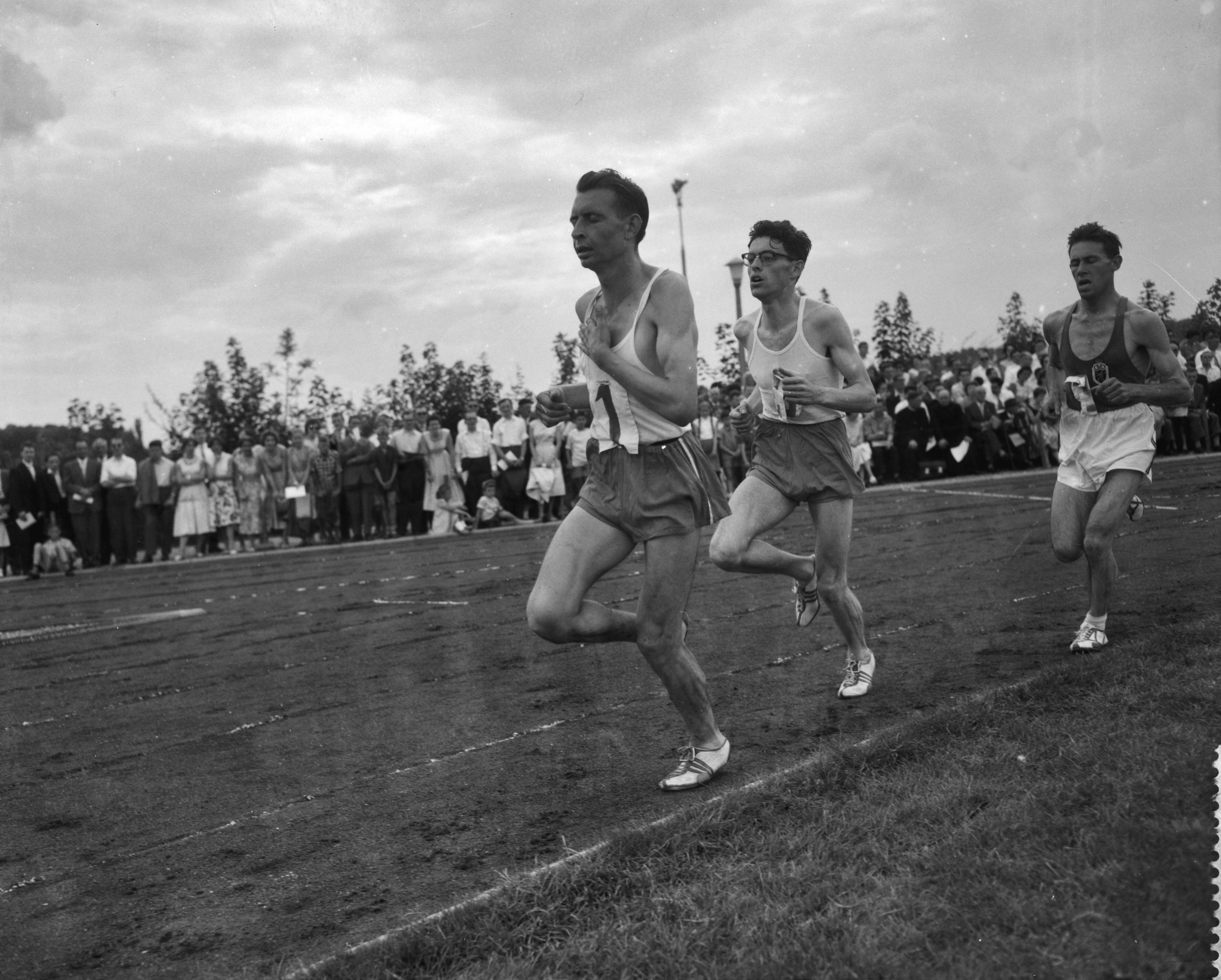 Fotocollectie Anefo — Atletiek. Landenwedstrijd Nederland tegen België in Maastricht, 5000 m. Joep Delnoye gevolgd door Hein Cujé en de Belg E. Allonsius — Foto: Bilsen, Joop van / Anefo. Licentie: Set B: Rechtenvrij / Publiek Domein. Bron: Nationaal Archief. http://hdl.handle.net/10648/a98243d8-d0b4-102d-bcf8-003048976d84