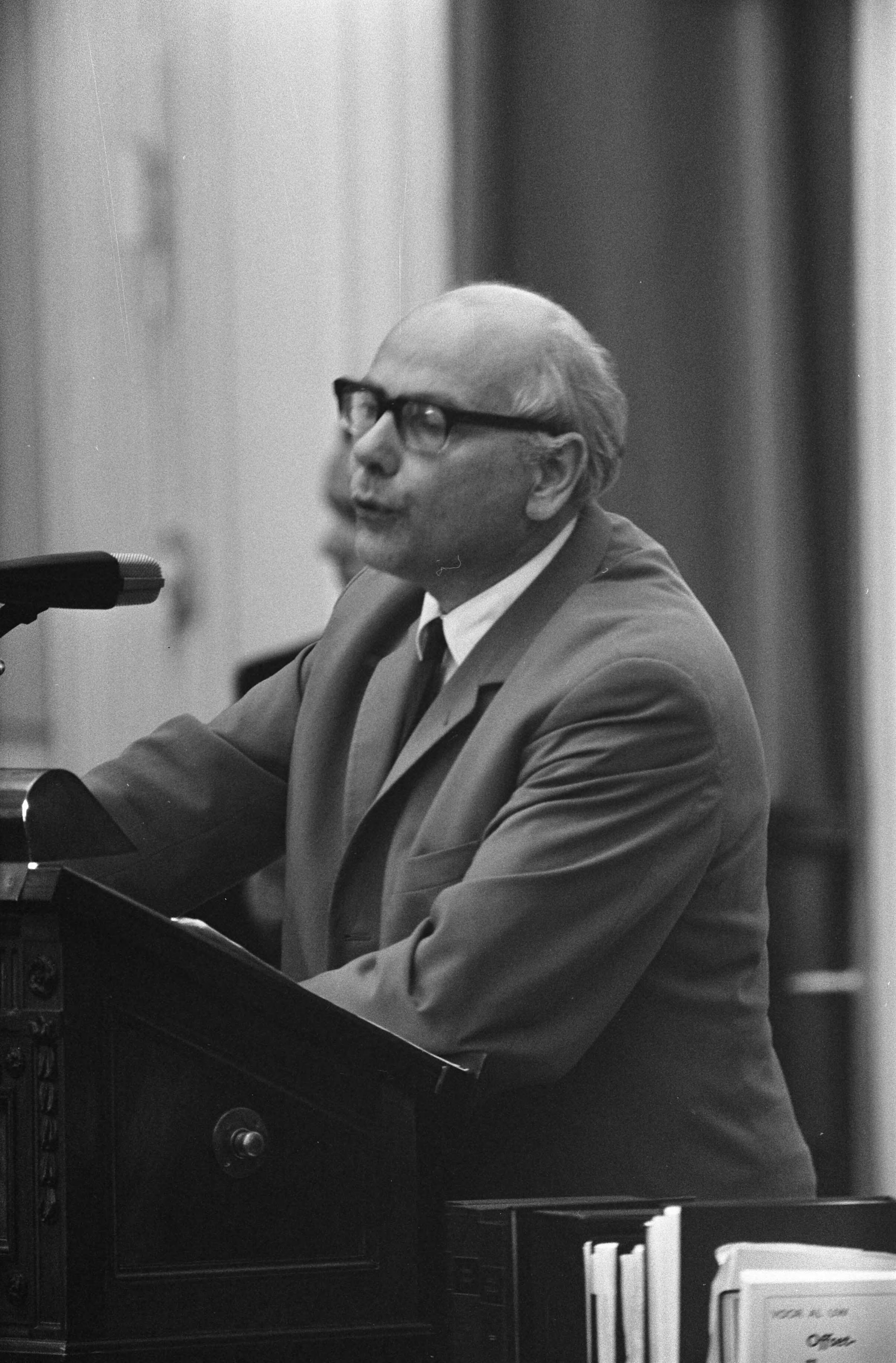 Debatten in de Tweede Kamer over excessen door het leger in de periode 1946-1949 in Indië — Joop den Uyl, fractievoorzitter van de PvdA — Foto: Fotograaf Onbekend / Anefo. Licentie: Set B: Rechtenvrij / Publiek Domein. Bron: Nationaal Archief. http://hdl.handle.net/10648/ab712d12-d0b4-102d-bcf8-003048976d84