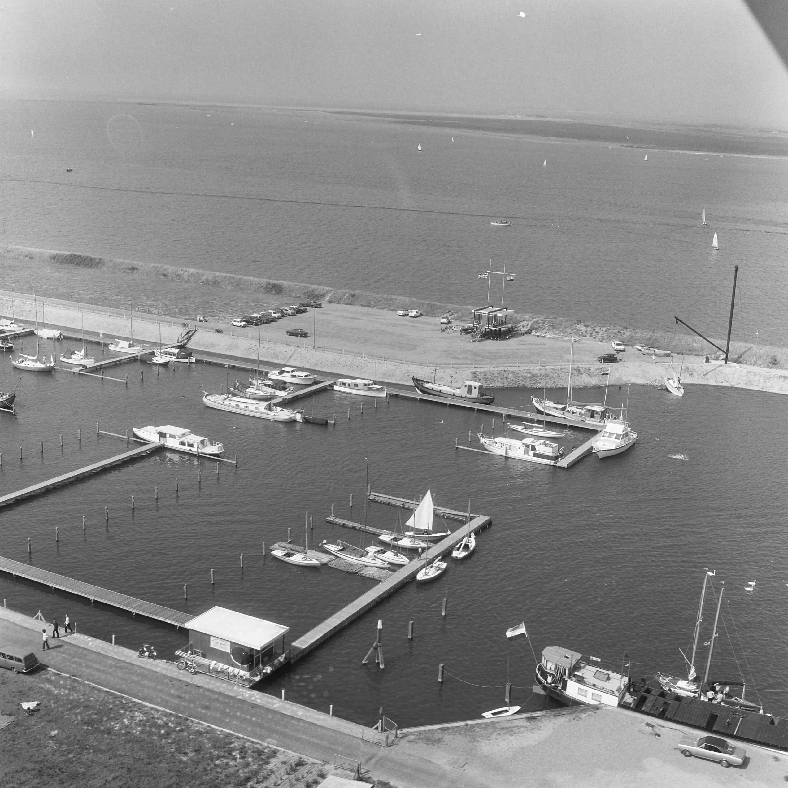 Fotocollectie Nederlandse Heidemaatschappij — Luchtopname. Jachthaven Vrouwenpolder (Zeeland) — Foto: Fotograaf Onbekend / Heidemij. Licentie: Set B: Rechtenvrij / Publiek Domein. Bron: Nationaal Archief. http://hdl.handle.net/10648/ae867a16-d0b4-102d-bcf8-003048976d84