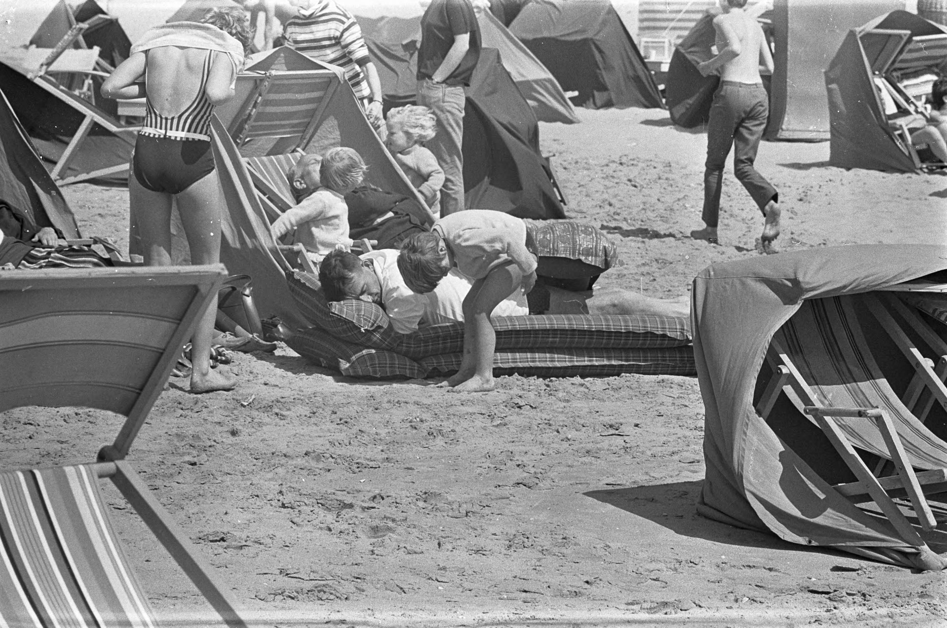 Fotocollectie Anefo — Zandvoort, man op strand ligt op twee luchtbedden — Foto: Kroon, Ron / Anefo. Licentie: Set B: Rechtenvrij / Publiek Domein. Bron: Nationaal Archief. http://hdl.handle.net/10648/aaeb23f2-d0b4-102d-bcf8-003048976d84