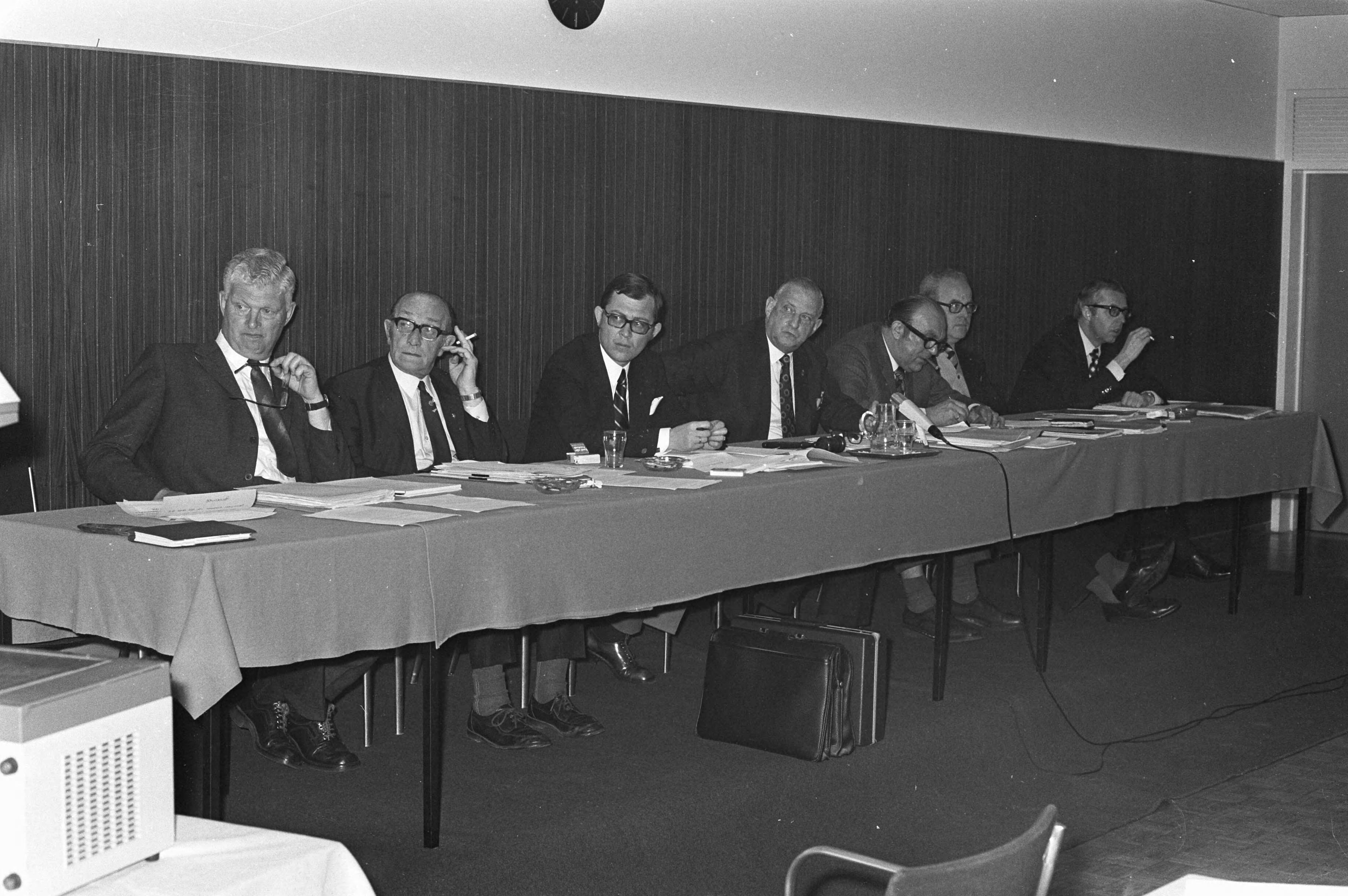 Vergadering Betaald Voetbal in het Congresgebouw in Den Haag — De vergadering onder leiding van voorzitter sectie Betaald Voetbal Jos Coler — Foto: Fotograaf Onbekend / Anefo. Licentie: Set B: Rechtenvrij / Publiek Domein. Bron: Nationaal Archief. http://hdl.handle.net/10648/abe99496-d0b4-102d-bcf8-003048976d84