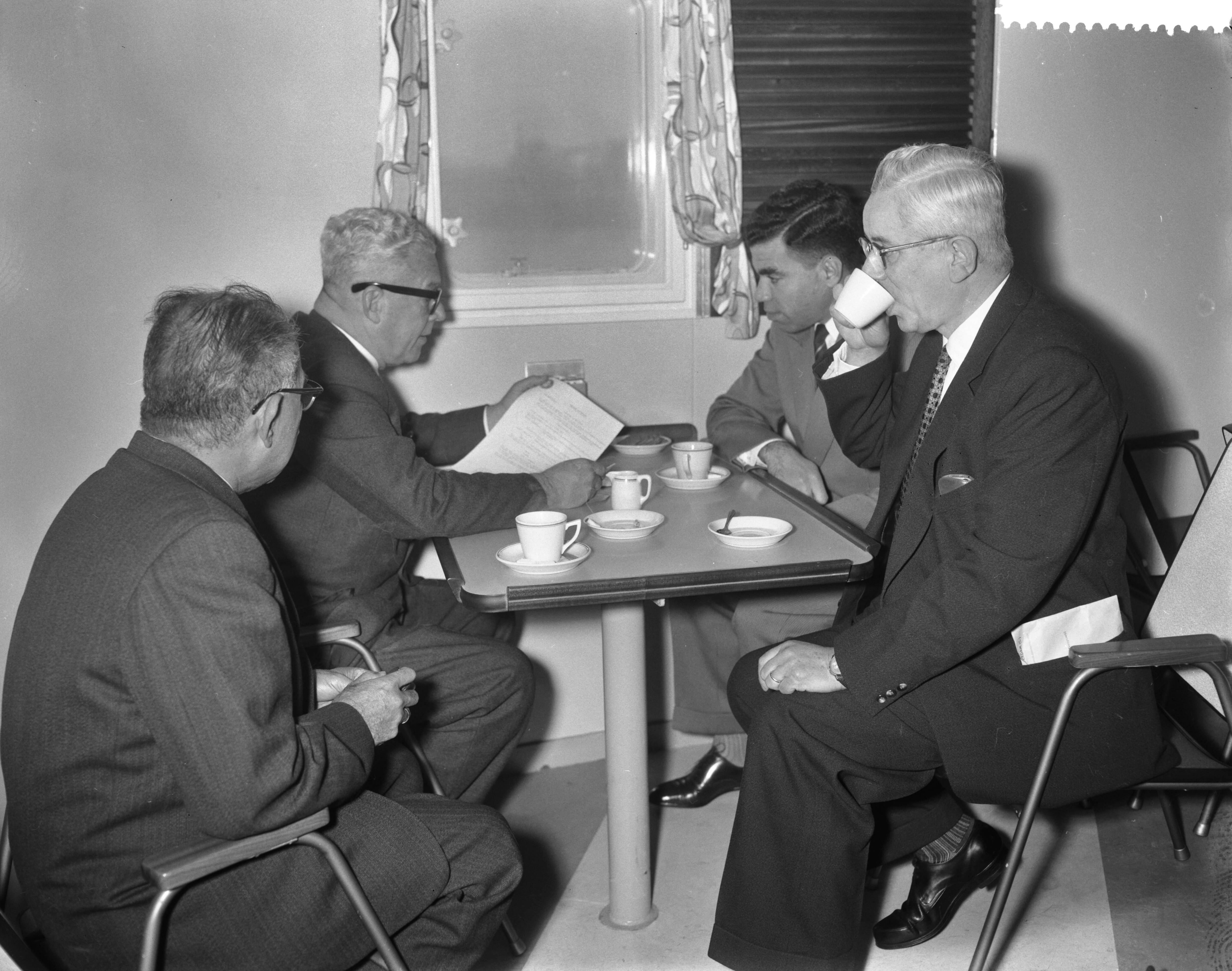 Fotocollectie Anefo — Overdracht schip bij de Zaanlandse Scheepsbouw Maatschappij te Zaandam — Foto: Bilsen, Joop van / Anefo. Licentie: Set B: Rechtenvrij / Publiek Domein. Bron: Nationaal Archief. http://hdl.handle.net/10648/a9bf7820-d0b4-102d-bcf8-003048976d84