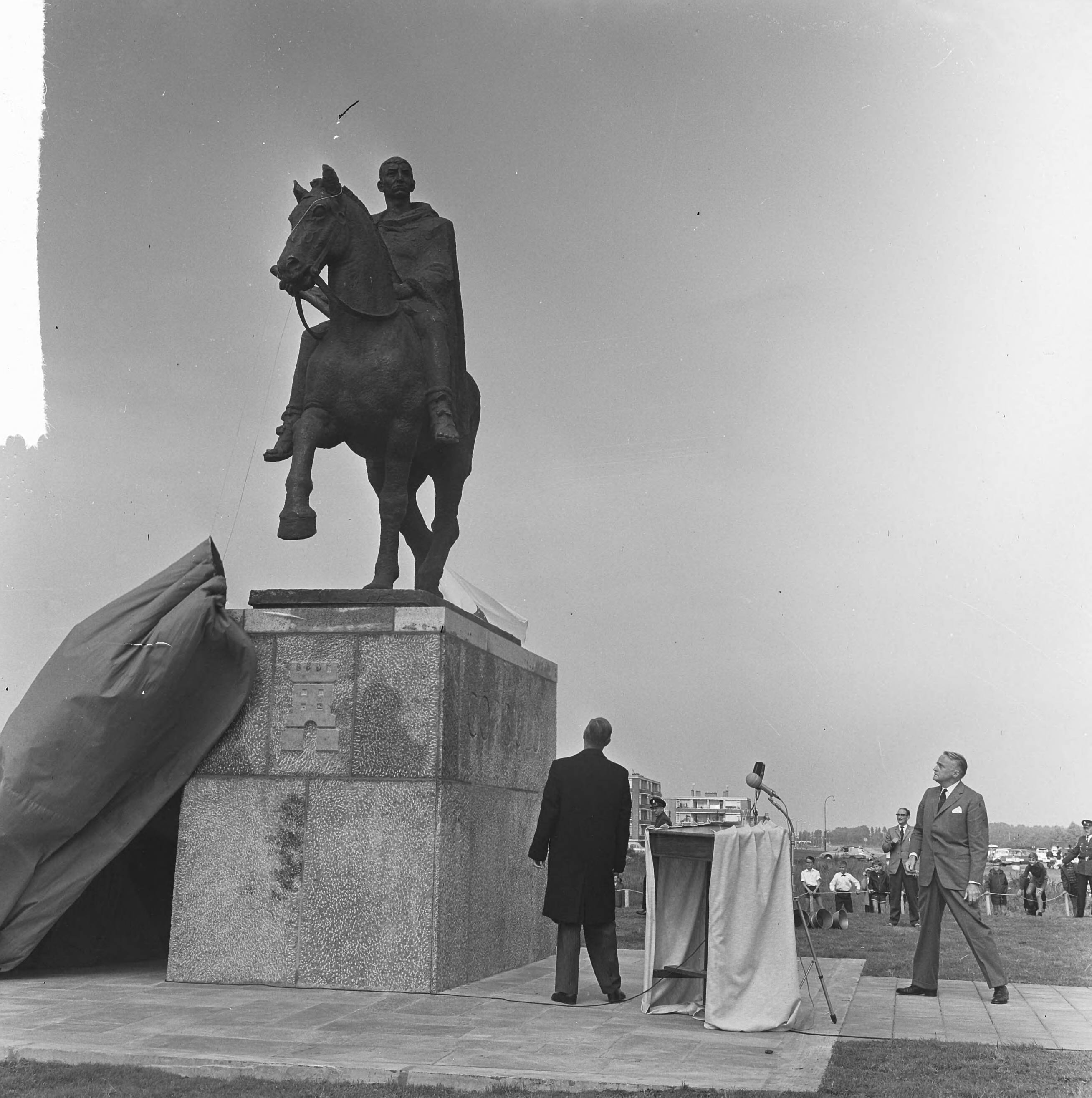 Fotocollectie Anefo — In Voorburg heeft de Commissaris van de Koningin in Zuid-Holland, mr. J. Klaasesz (rechts) een beeld onthuld van de beeldhouwer Albert Termote (links), voorstellend de oude Romeinse veldheer Corbulo, wiens naam nauw verbonden is met de geschiedenis van Voorburg — Foto: Koch, Eric / Anefo. Licentie: Set B: Rechtenvrij / Publiek Domein. Bron: Nationaal Archief. http://hdl.handle.net/10648/aa708228-d0b4-102d-bcf8-003048976d84