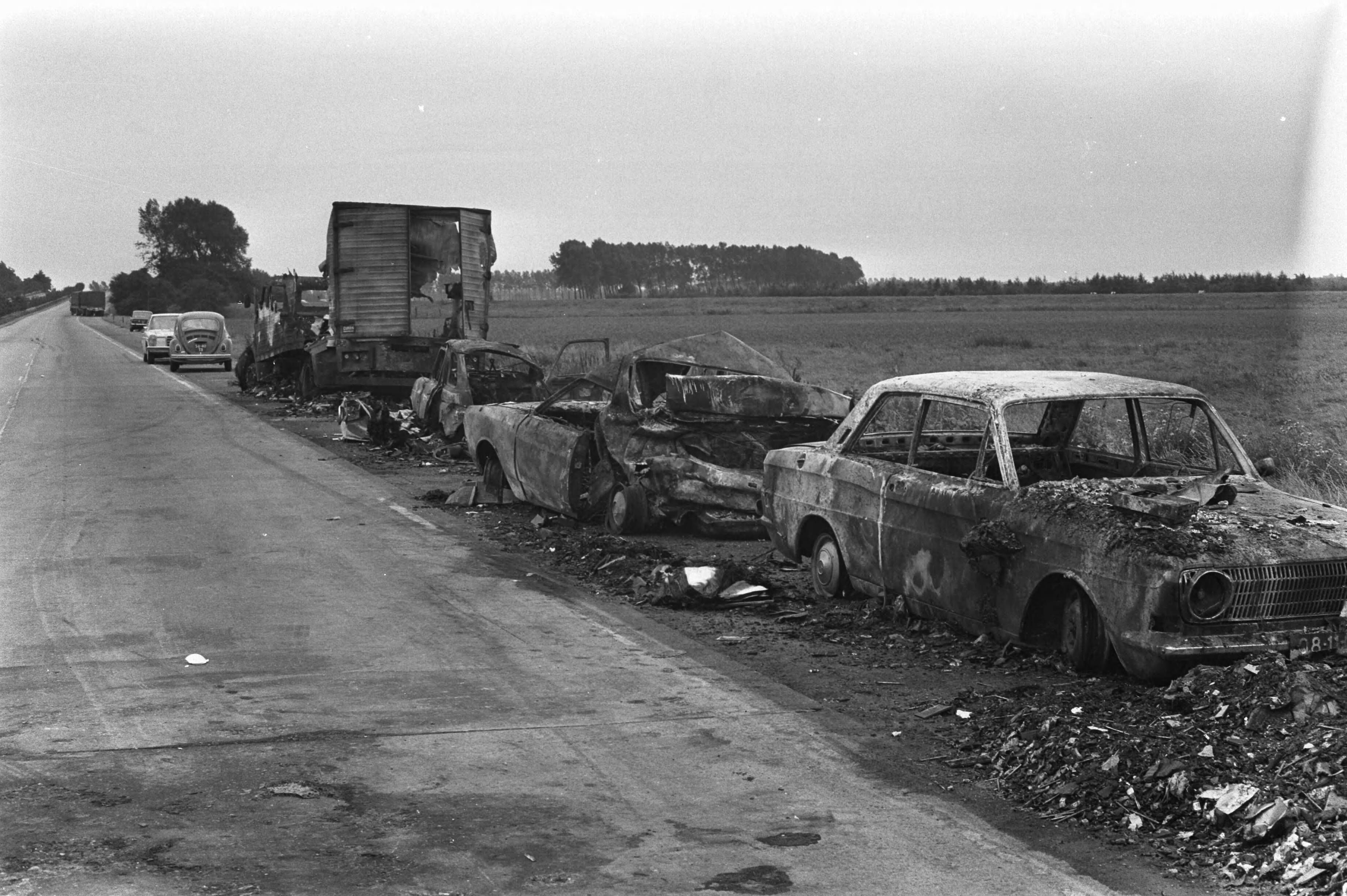 Fotocollectie Anefo — Verkeersramp (13 doden) op weg Rotterdam naar Breda bij Prinsenbeek, uitgebrande personenwagens — Foto: Mieremet, Rob / Anefo. Licentie: Set B: Rechtenvrij / Publiek Domein. Bron: Nationaal Archief. http://hdl.handle.net/10648/abf3891a-d0b4-102d-bcf8-003048976d84