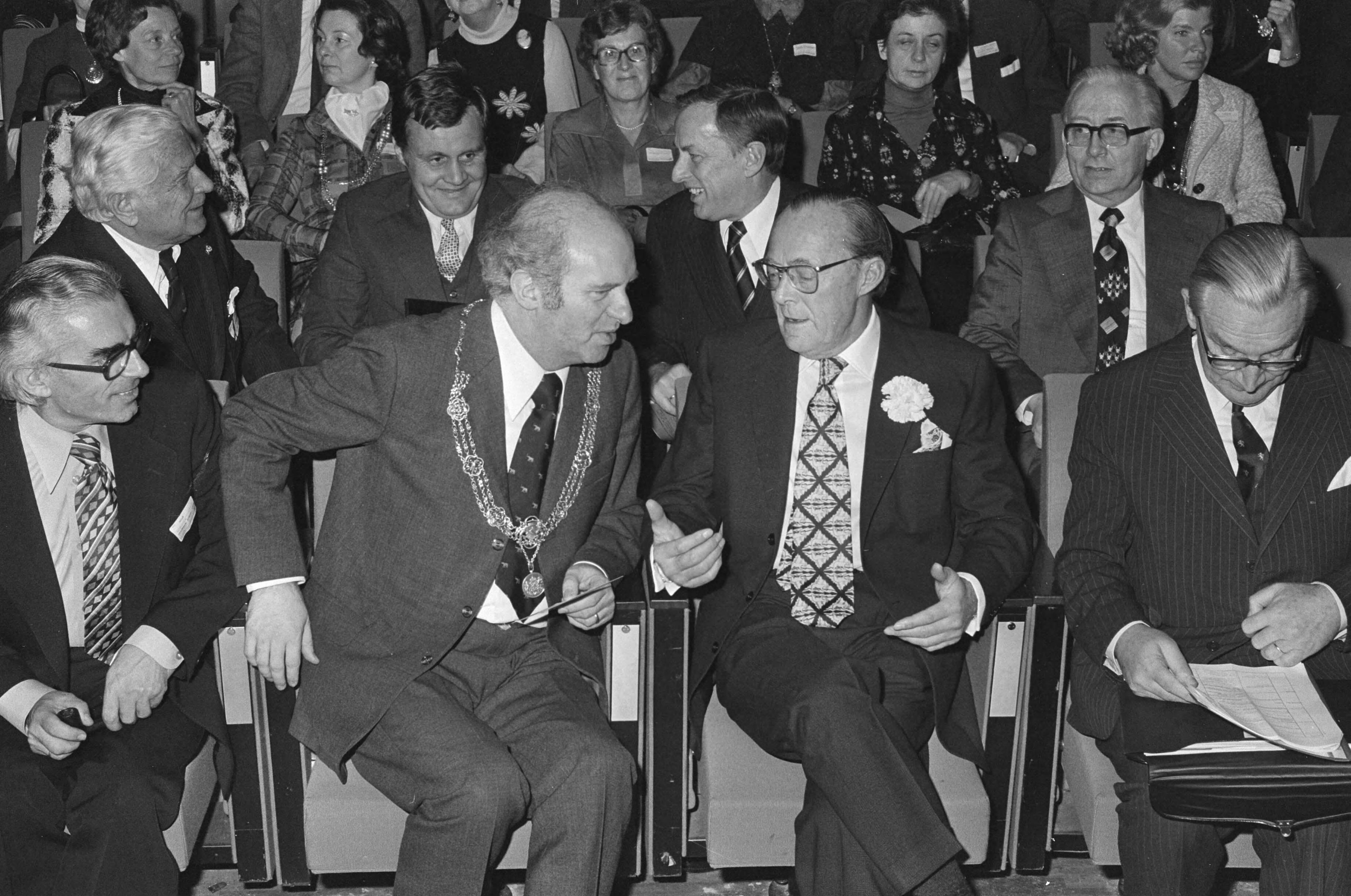 Fotocollectie Anefo — Prins Bernhard woont jubileummanifestatie bij van Ned. Ver. voor Management "50 jaar Nive" in Congresgebouw Den Haag ; v.l.n.r. Polak, Schols, — Foto: Peters, Hans / Anefo. Licentie: Set B: Rechtenvrij / Publiek Domein. Bron: Nationaal Archief. http://hdl.handle.net/10648/ac7745e8-d0b4-102d-bcf8-003048976d84