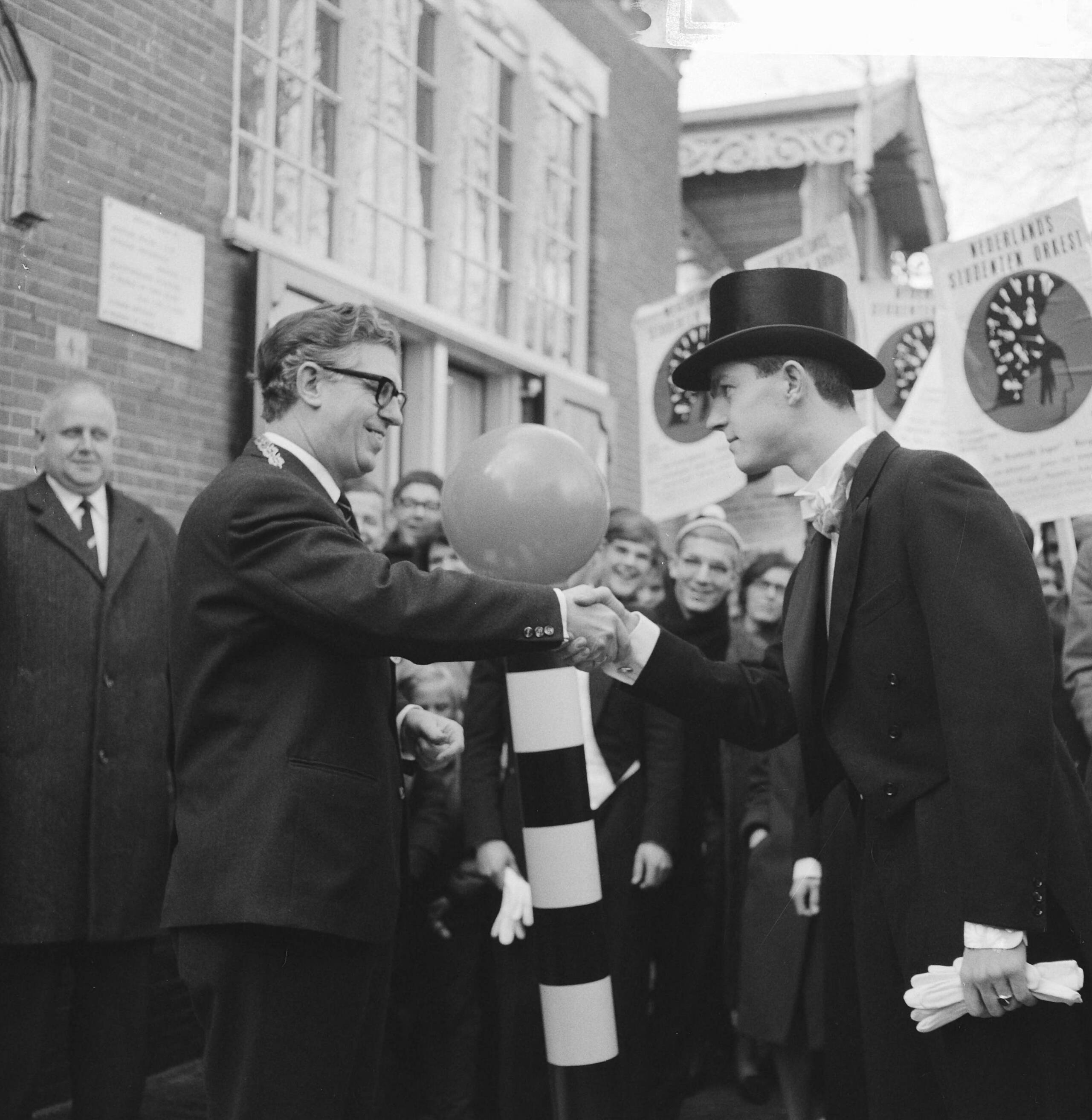 Fotocollectie Anefo — Nederlands Studenten Orkest in Bergen, Noord-Holland — Foto: Kroon, Ron / Anefo. Licentie: Set B: Rechtenvrij / Publiek Domein. Bron: Nationaal Archief. http://hdl.handle.net/10648/aad50bda-d0b4-102d-bcf8-003048976d84