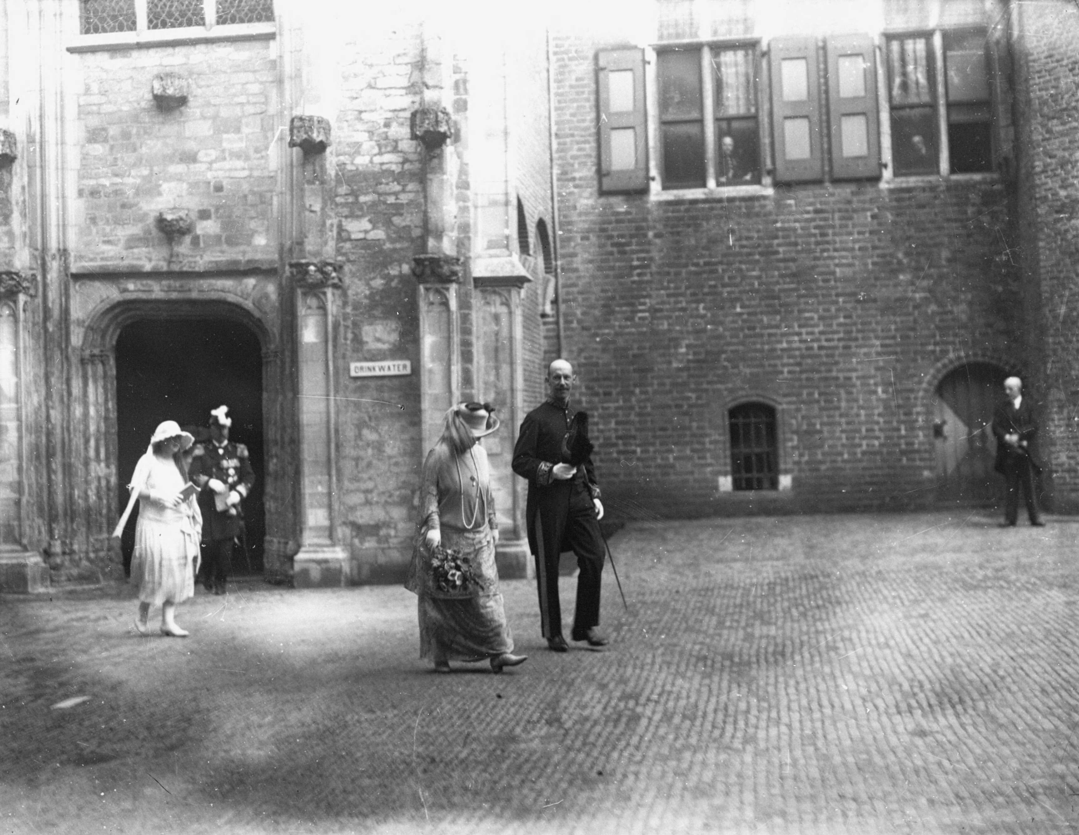 Fotocollectie RVD / Koninklijk Huis — Koningin Wilhelmina, prins Hendrik en prinses Juliana tijdens een bezoek aan Middelburg, 6 augustus 1924 — Foto: Rousel (repro) / RVD. Licentie: Set B: Rechtenvrij / Publiek Domein. Bron: Nationaal Archief. http://hdl.handle.net/10648/afb305bc-d0b4-102d-bcf8-003048976d84