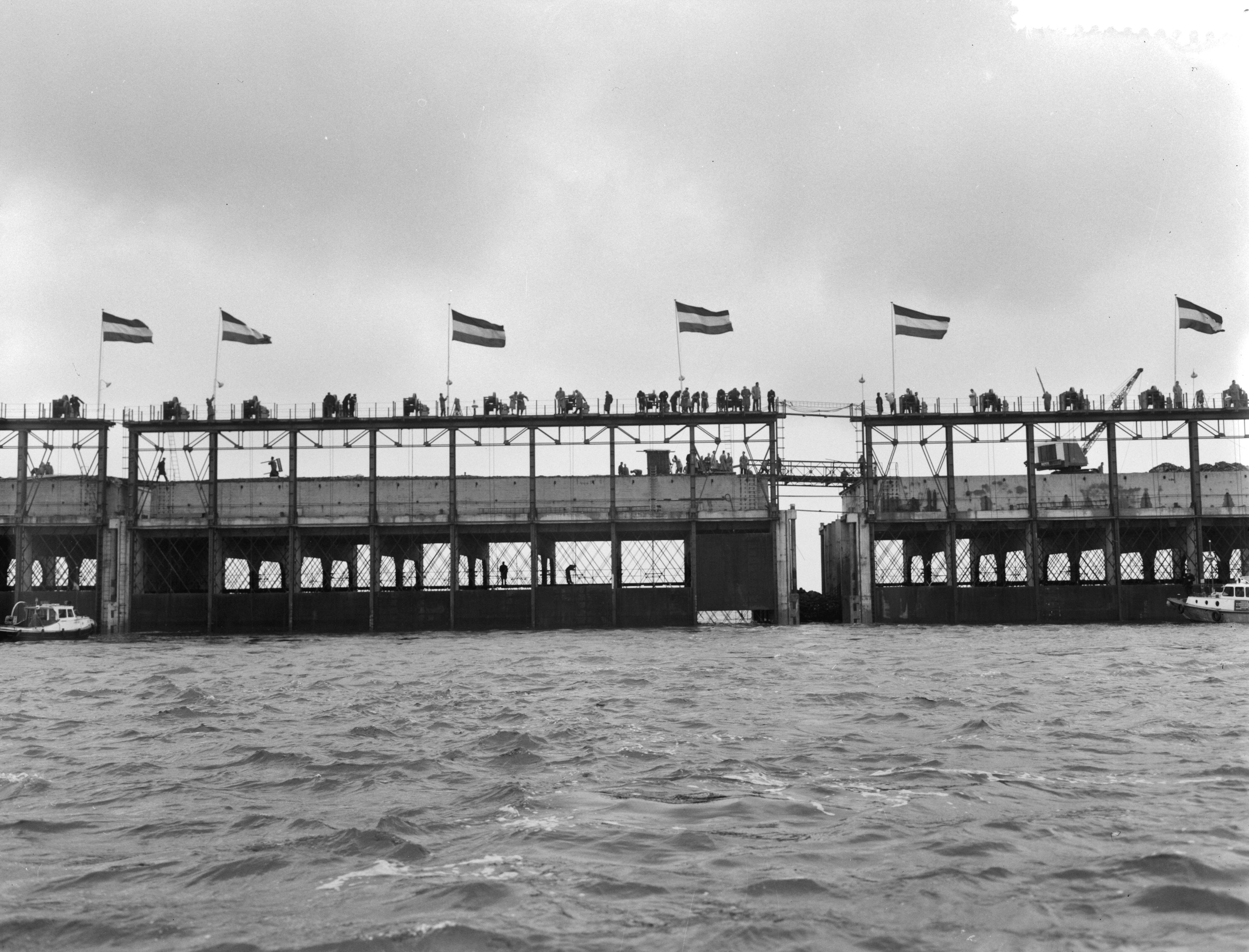 Fotocollectie Anefo — Definitieve sluiting van het Veerse Gat — Foto: Rossem, Wim van / Anefo. Licentie: Set B: Rechtenvrij / Publiek Domein. Bron: Nationaal Archief. http://hdl.handle.net/10648/a9d314ca-d0b4-102d-bcf8-003048976d84
