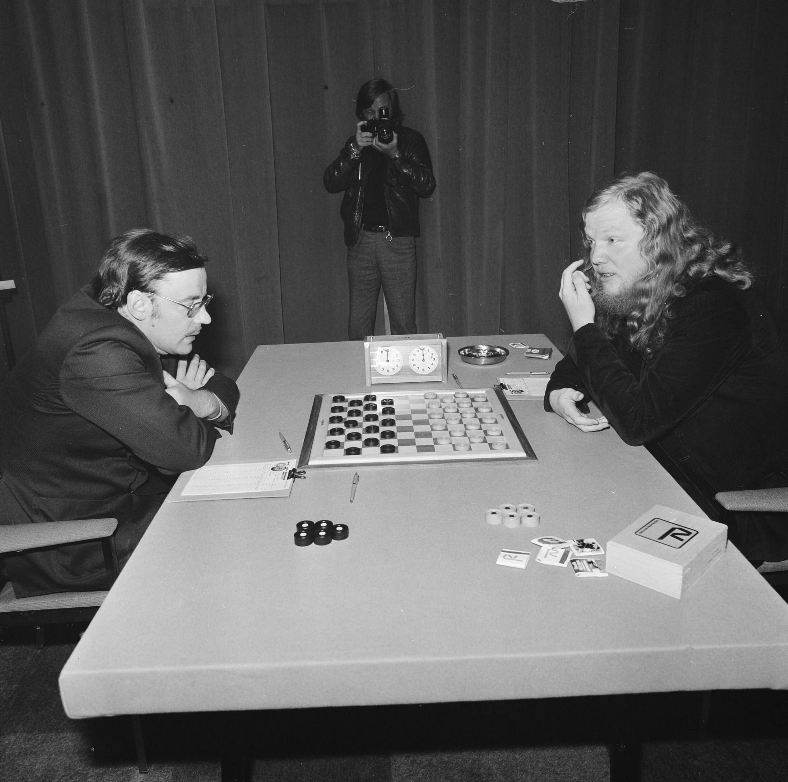 Fotocollectie Anefo — Wereldkampioenschap dammen te Den Haag, Andreiko (links) en Sijbrands (rechts) — Foto: Mieremet, Rob / Anefo. Licentie: Set B: Rechtenvrij / Publiek Domein. Bron: Nationaal Archief. http://hdl.handle.net/10648/ac384ca8-d0b4-102d-bcf8-003048976d84