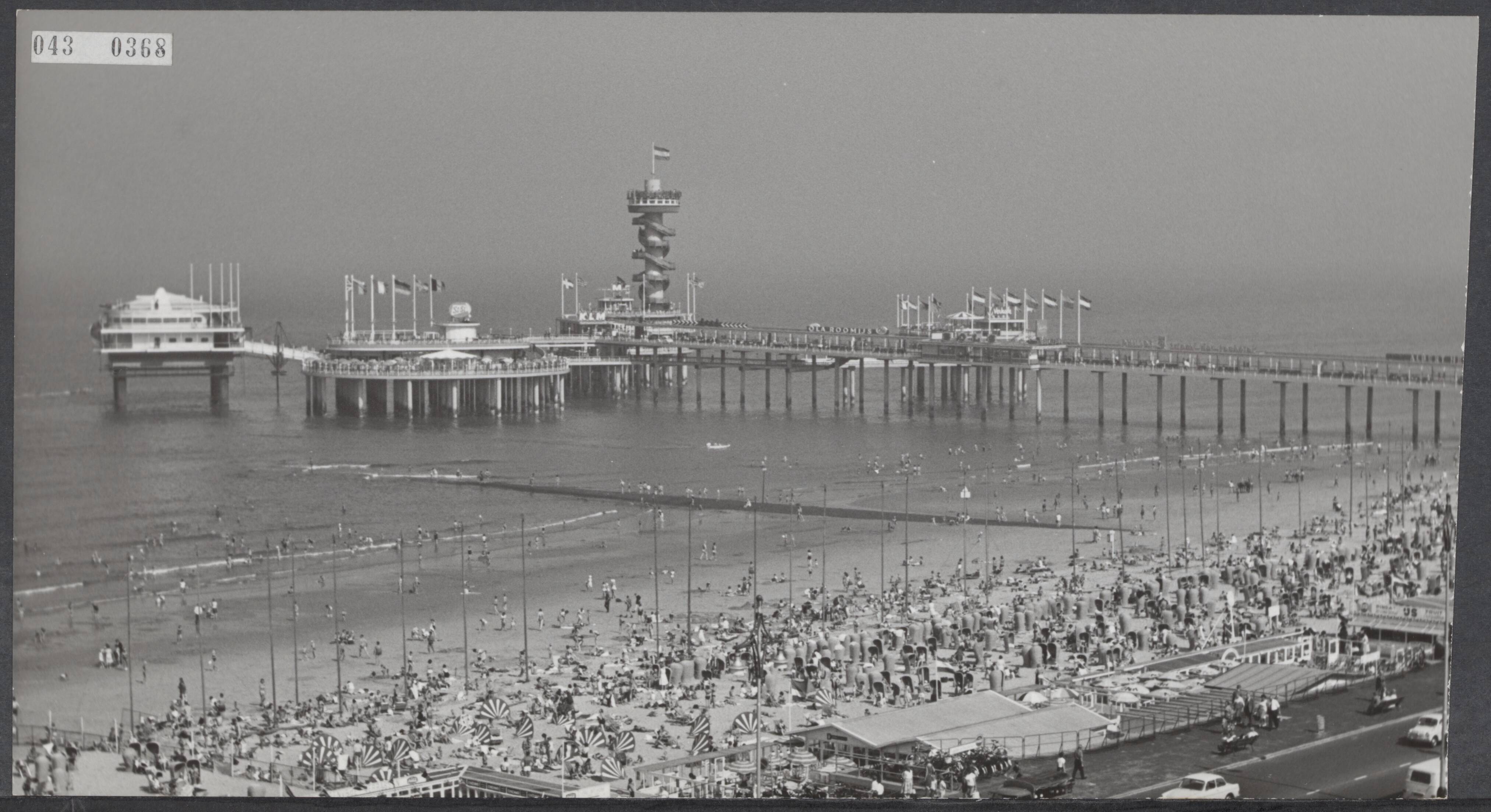Fotocollectie Elsevier Binnenland — De omstreden Scheveningse Pier heeft zijn definitieve vorm gekregen, nl. het vierde piereiland is aangekoppeld en zal binnenkort voor het publiek worden opgensteld. Overzicht van de pier met links het nieuwe vierde eiland — Foto: Pot, Harry / Anefo. Licentie: Set B: Rechtenvrij / Publiek Domein. Bron: Nationaal Archief. http://hdl.handle.net/10648/adf8cb80-d0b4-102d-bcf8-003048976d84