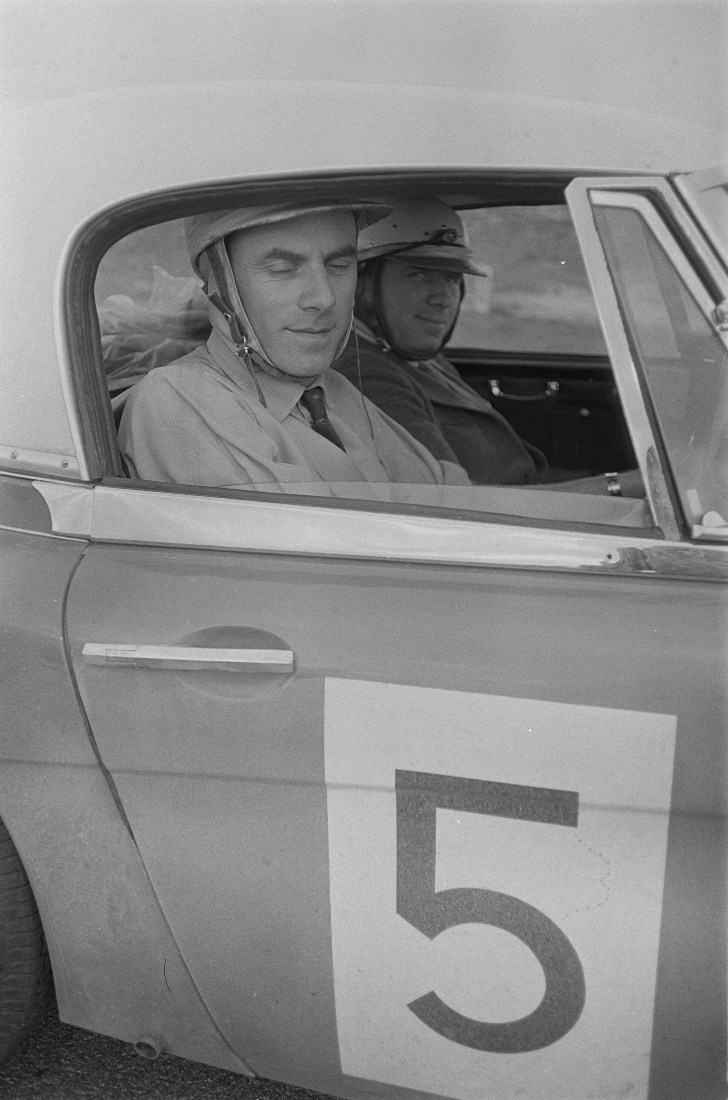 16 Tulpenrally, de vermoedelijke winnaars in hun Ford Falcon Sprint op circuit van Zandvoort, D.J.Morley-E.Morley — 16 Tulpenrallye, D.J.Morley-E.Morley in een Austin Healy 3000 [winnaar B-categorie] — Foto: Fotograaf Onbekend / Anefo. Licentie: Set B: Rechtenvrij / Publiek Domein. Bron: Nationaal Archief. http://hdl.handle.net/10648/aa65b74e-d0b4-102d-bcf8-003048976d84