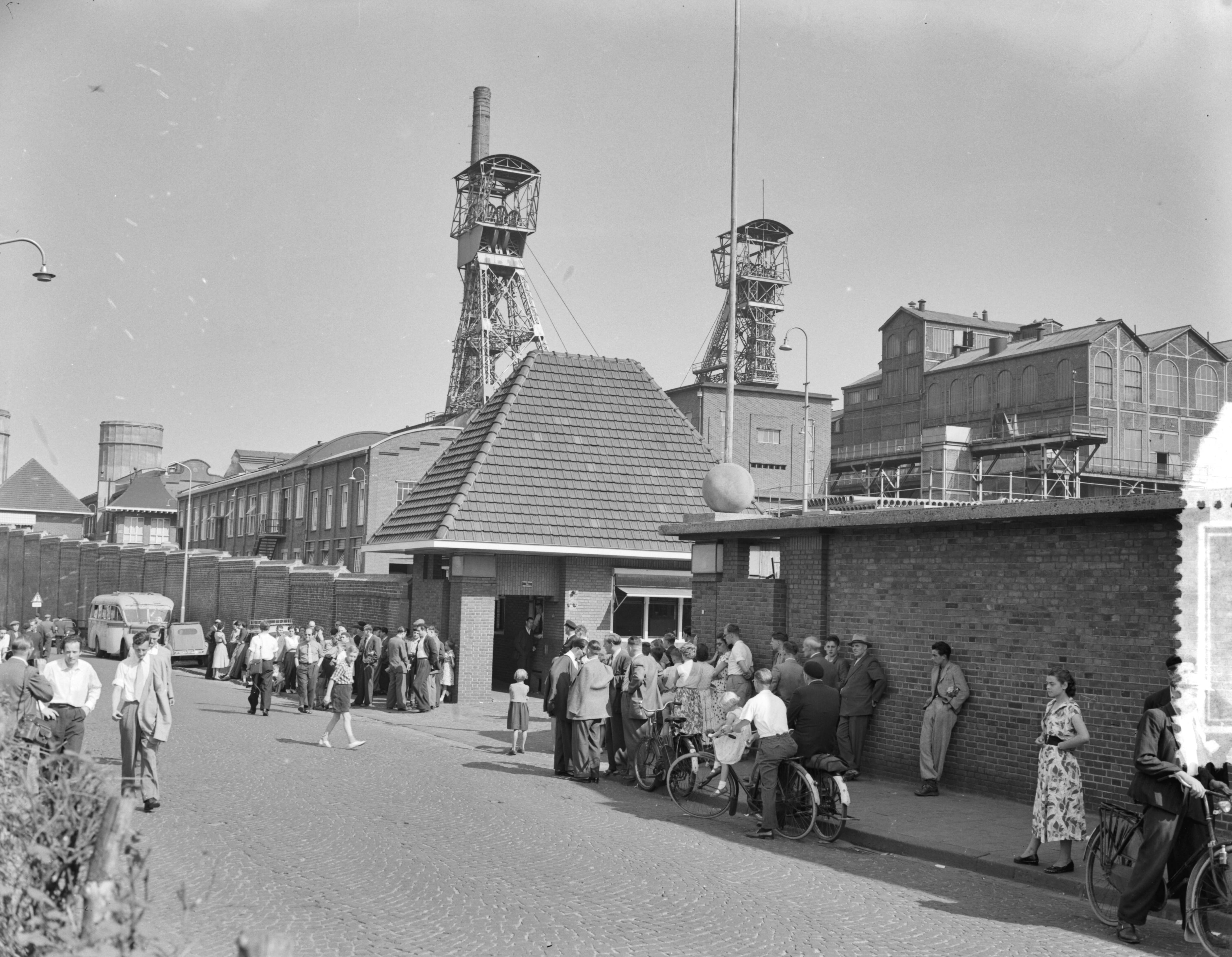 Fotocollectie Anefo — Redding van 3 mijnwerkers uit Willem-Sophiamijn. Belangstellenden buiten de poort — Foto: Pot, Harry / Anefo. Licentie: Set B: Rechtenvrij / Publiek Domein. Bron: Nationaal Archief. http://hdl.handle.net/10648/ad76b97e-d0b4-102d-bcf8-003048976d84