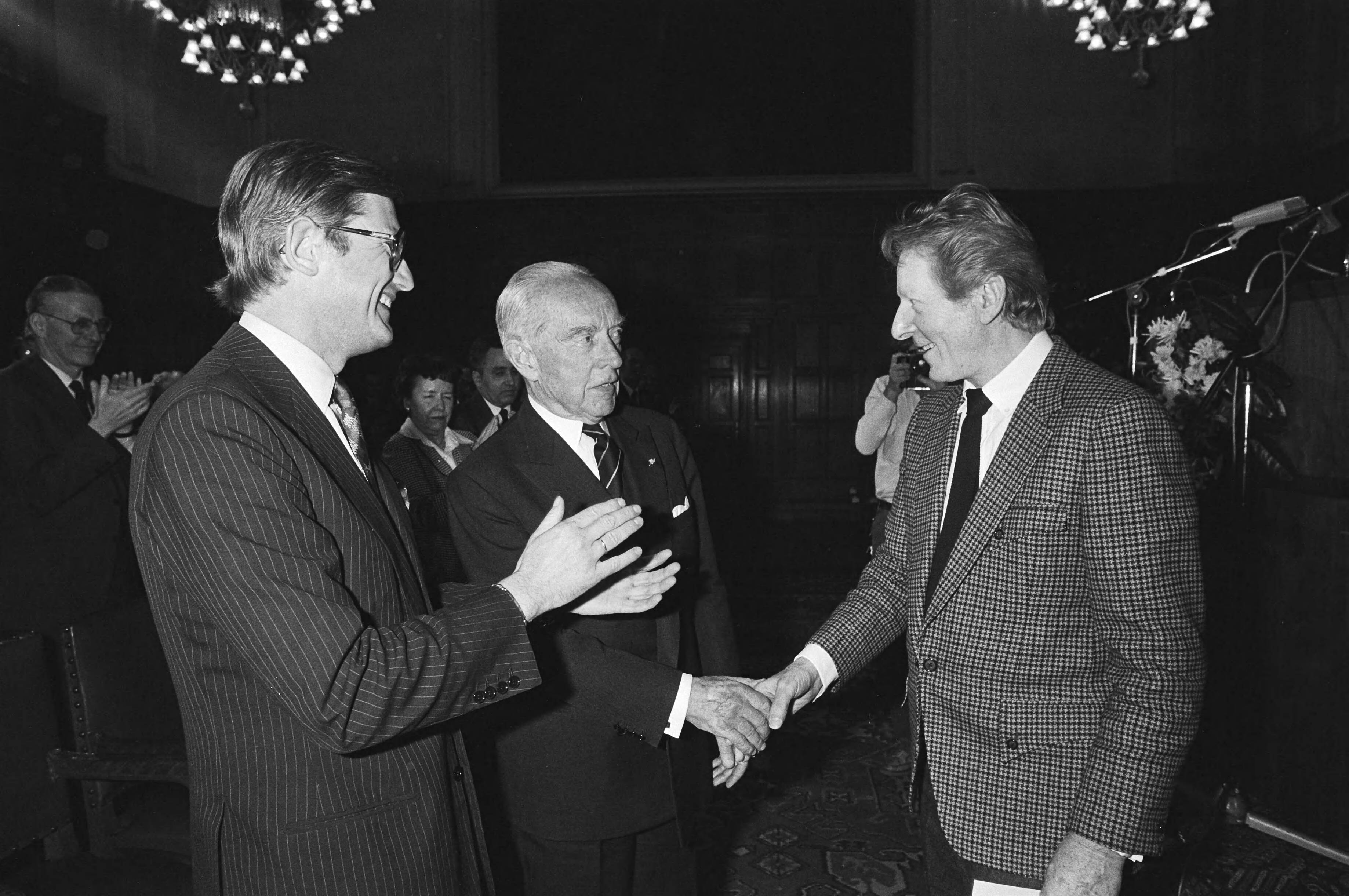 Fotocollectie Anefo — Danny Kaye ontvangt de Wateler Vredesprijs in Vredespaleis in Den Haag , en voorz. Connegiestichting Van Roijen, Van Vollenhoven — Foto: Dijk, Hans van / Anefo. Licentie: Set B: Rechtenvrij / Publiek Domein. Bron: Nationaal Archief. http://hdl.handle.net/10648/acf9a966-d0b4-102d-bcf8-003048976d84