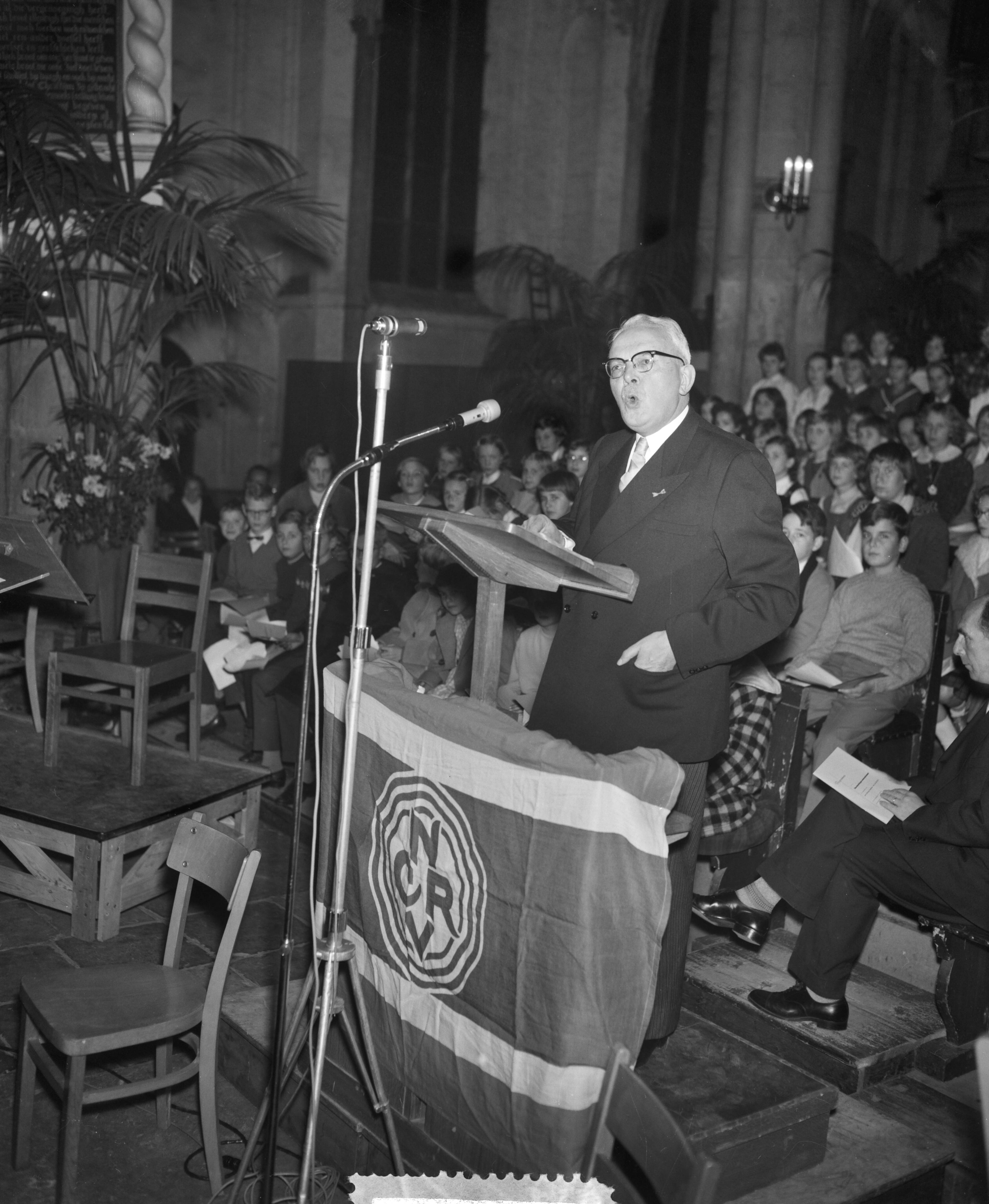 Fotocollectie Anefo — Herdenking van het 35-jarig bestaan van de NCRV in de Buurtkerk te Utrecht. Herdenkingsrede door de voorzitter mr. A.B. Roosjen — Foto: Bilsen, Joop van / Anefo. Licentie: Set B: Rechtenvrij / Publiek Domein. Bron: Nationaal Archief. http://hdl.handle.net/10648/a9a239c2-d0b4-102d-bcf8-003048976d84