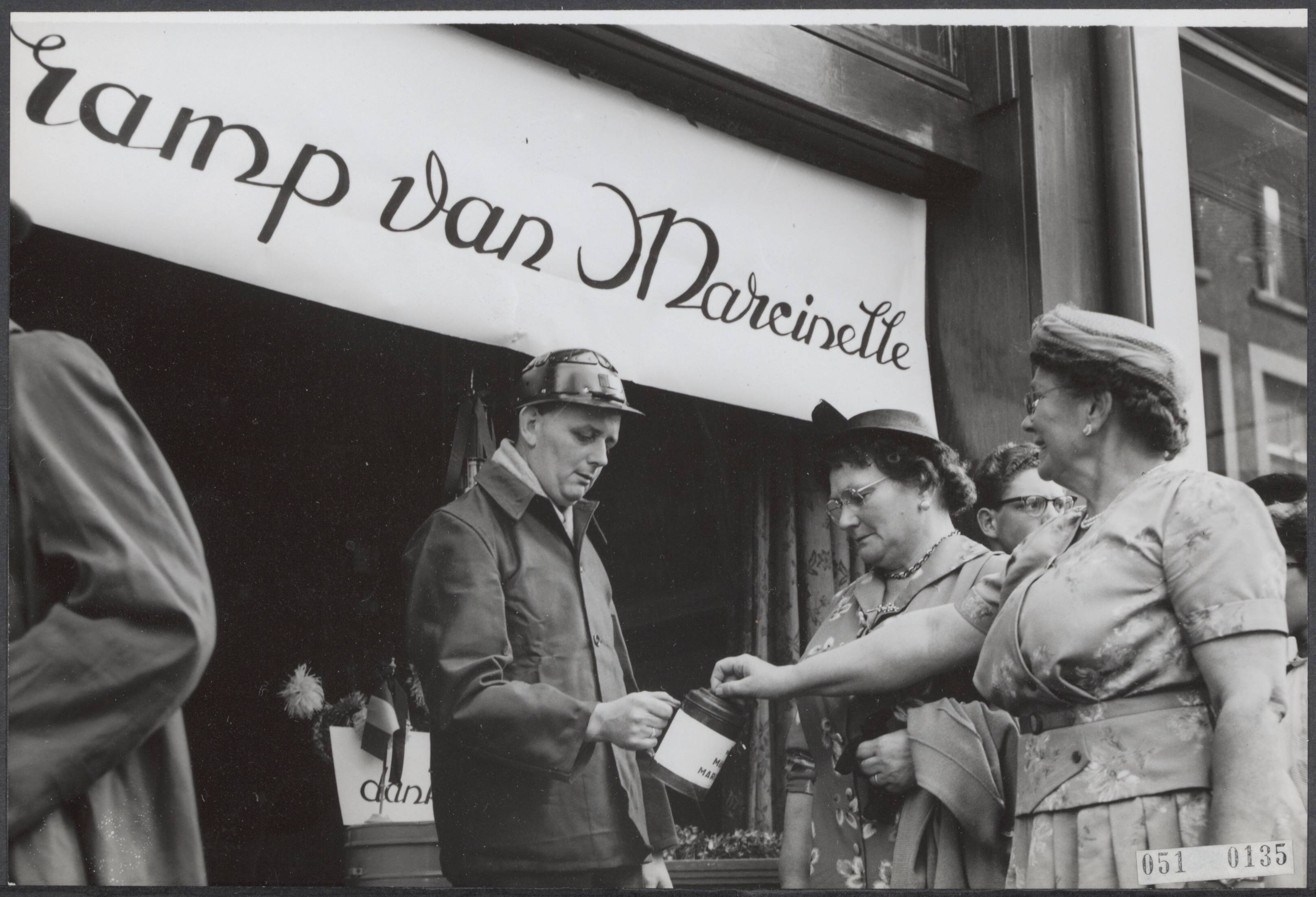 Fotocollectie Elsevier Binnenland — Maastricht. Mijnwerkerscollecte voor slachtoffers mijnramp Marcinelle — Foto: Fotograaf Onbekend / Anefo. Licentie: Set B: Rechtenvrij / Publiek Domein. Bron: Nationaal Archief. http://hdl.handle.net/10648/ae044c6c-d0b4-102d-bcf8-003048976d84
