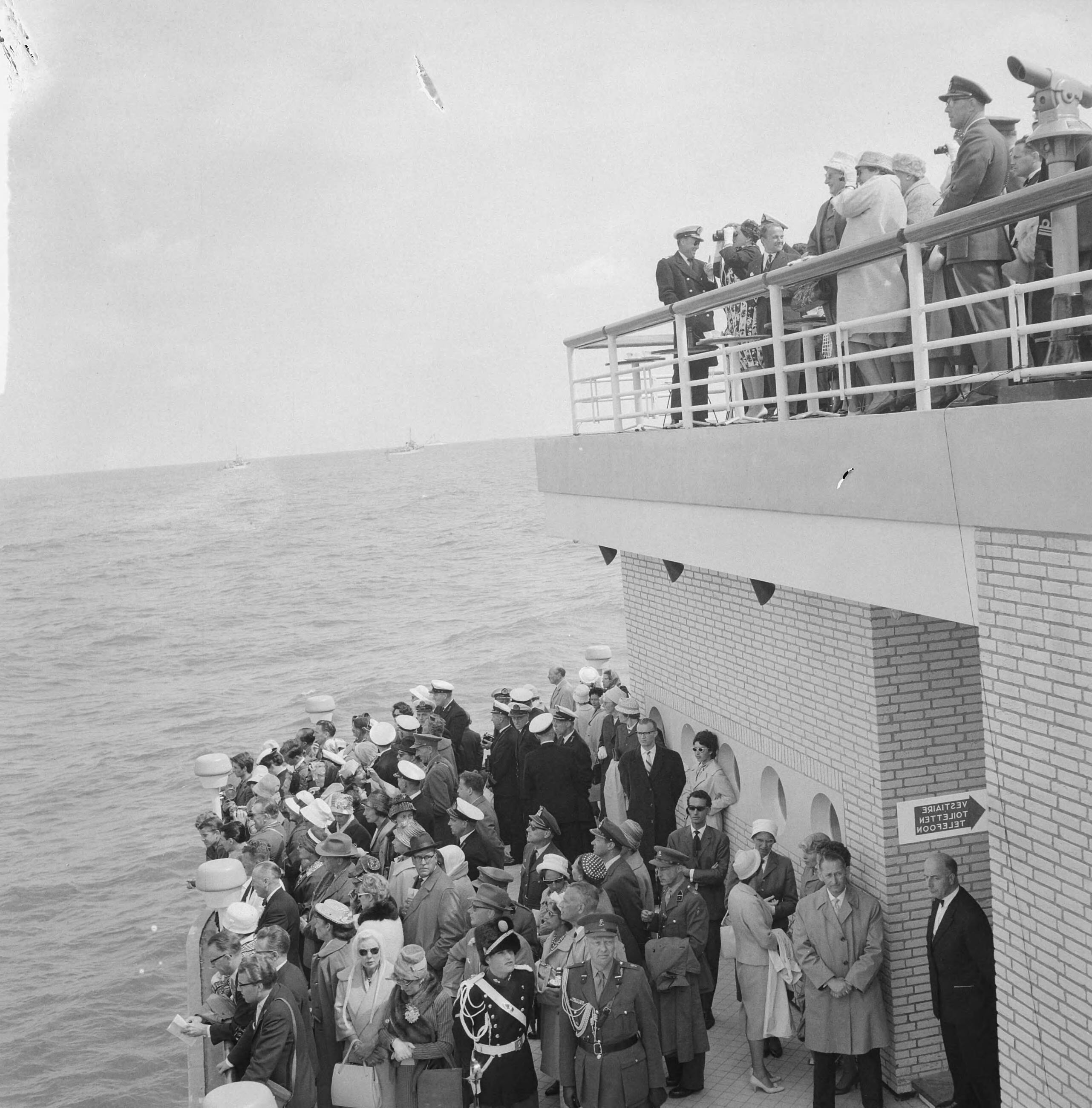 Fotocollectie Anefo — Vlootschouw Scheveningen. Koninklijk paar op de Pier — Foto: Lindeboom, Henk / Anefo. Licentie: Set B: Rechtenvrij / Publiek Domein. Bron: Nationaal Archief. http://hdl.handle.net/10648/a9dbc3d6-d0b4-102d-bcf8-003048976d84