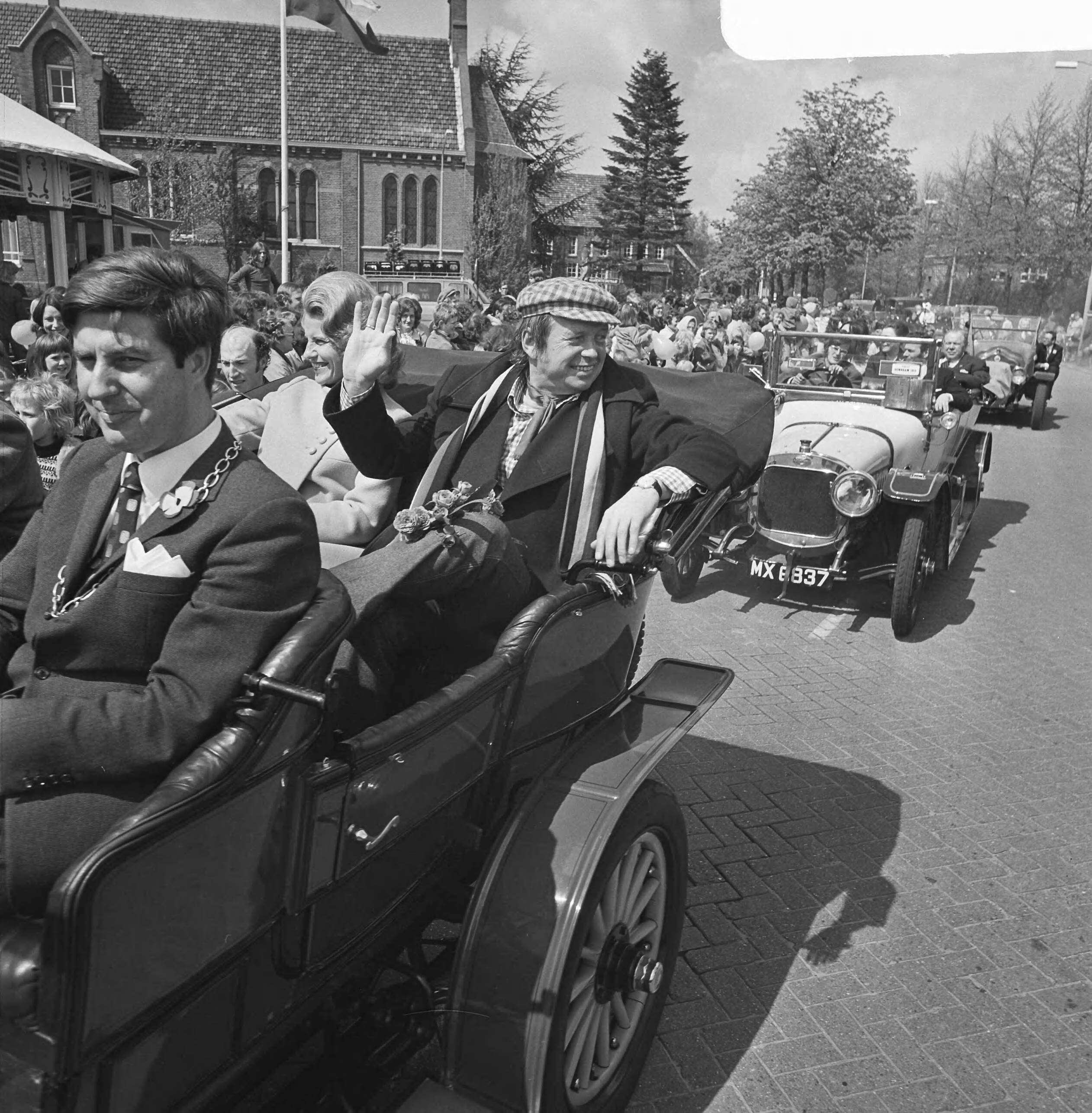 Fotocollectie Anefo — Toon Hermansdag in Haaren, Toon Hermans tijdens rondrit — Foto: Mieremet, Rob / Anefo. Licentie: Set B: Rechtenvrij / Publiek Domein. Bron: Nationaal Archief. http://hdl.handle.net/10648/ac2c0b64-d0b4-102d-bcf8-003048976d84