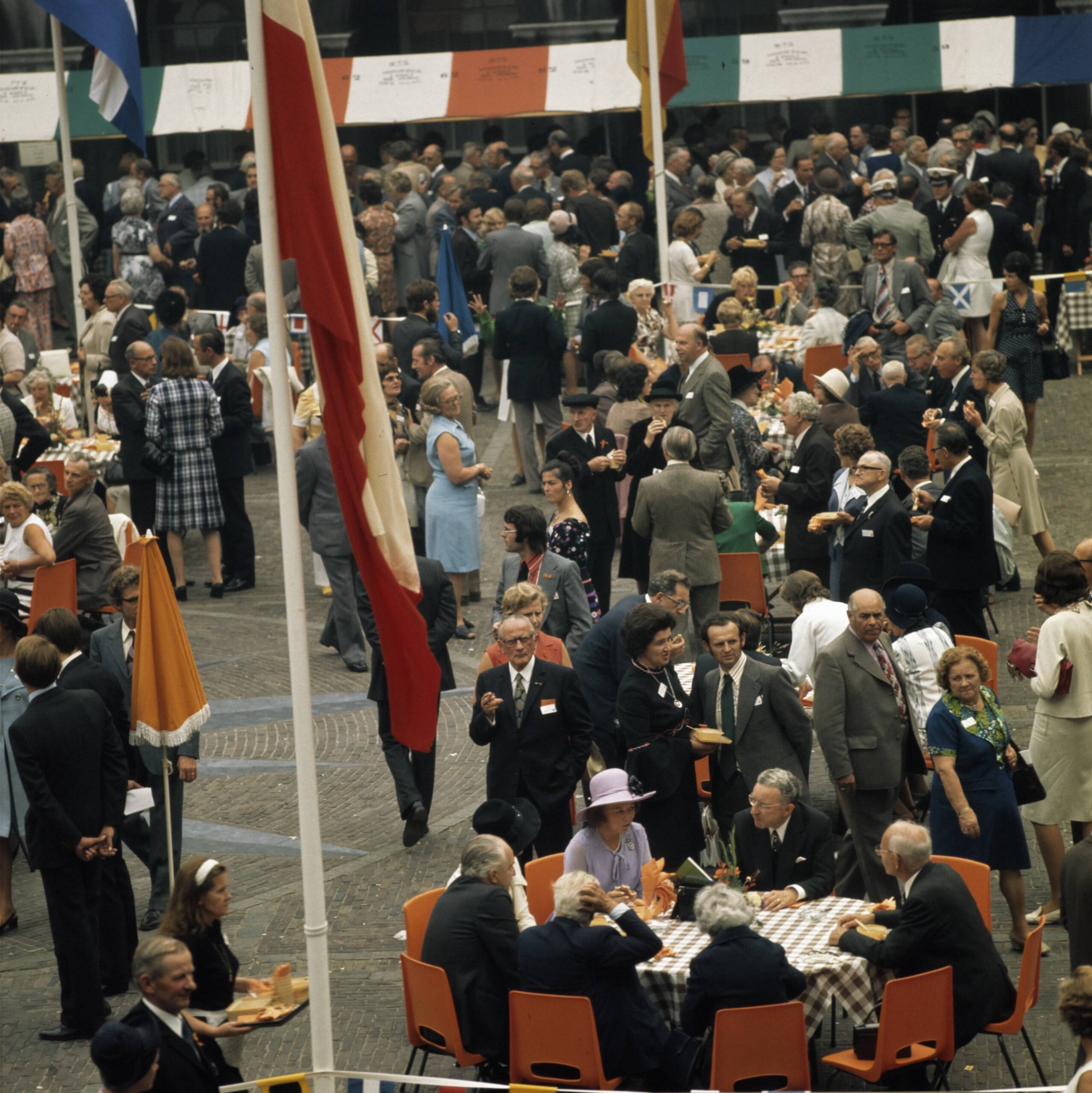 Fotocollectie Anefo — Koninklijke Familie bij viering Regeringsjubileum in Den Haag ; overzichten Binnenhof tijdens koffiemaaltijd — Foto: Mieremet, Rob / Anefo. Licentie: Set B: Rechtenvrij / Publiek Domein. Bron: Nationaal Archief. http://hdl.handle.net/10648/ad929a72-d0b4-102d-bcf8-003048976d84