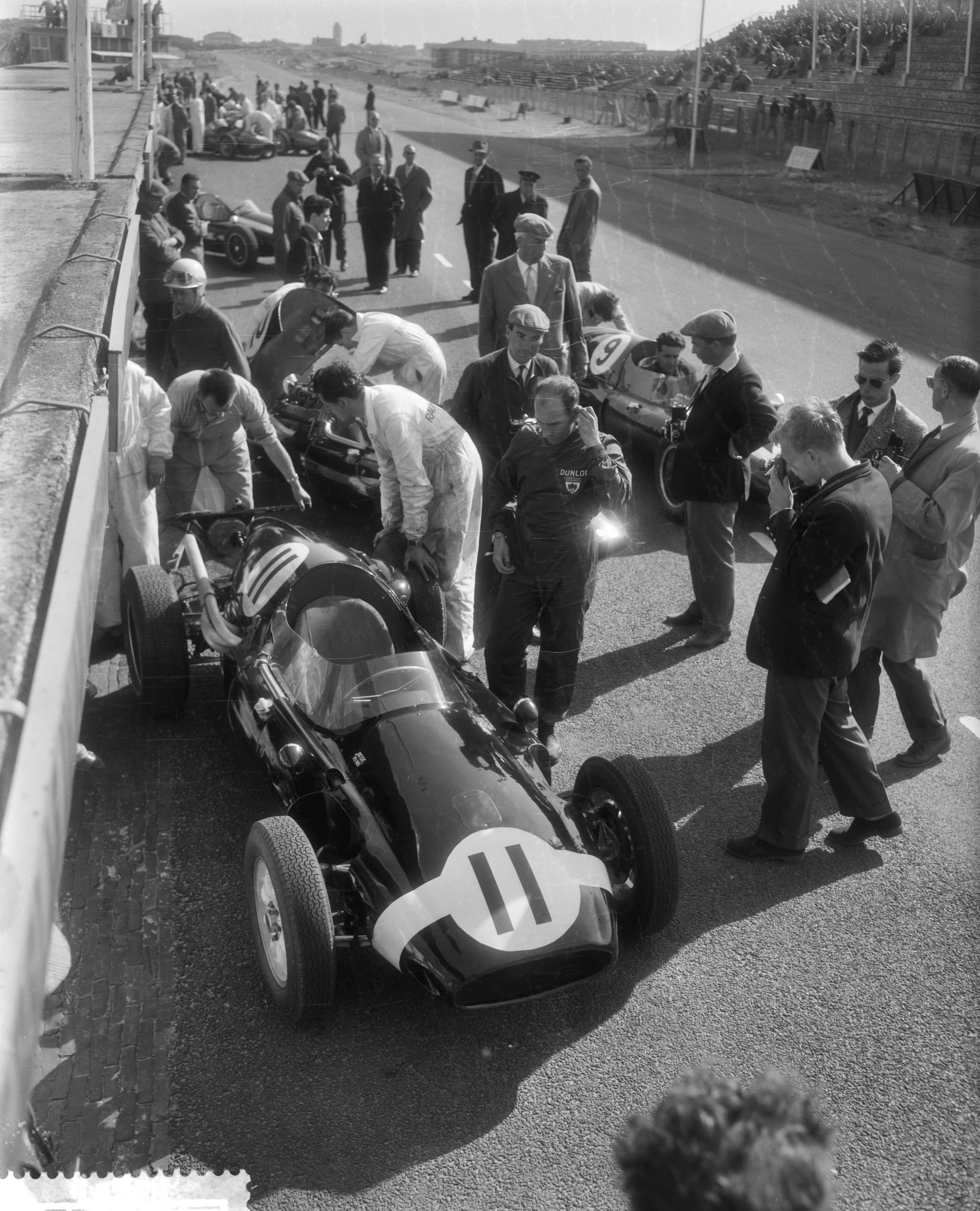 Grand Prix Zandvoort 1959 — Training Grand Prix op het circuit van Zandvoort. Stirling Moss start voor een trainingsronde — Foto: Pot, Harry / Anefo. Licentie: Set B: Rechtenvrij / Publiek Domein. Bron: Nationaal Archief. http://hdl.handle.net/10648/a995046e-d0b4-102d-bcf8-003048976d84