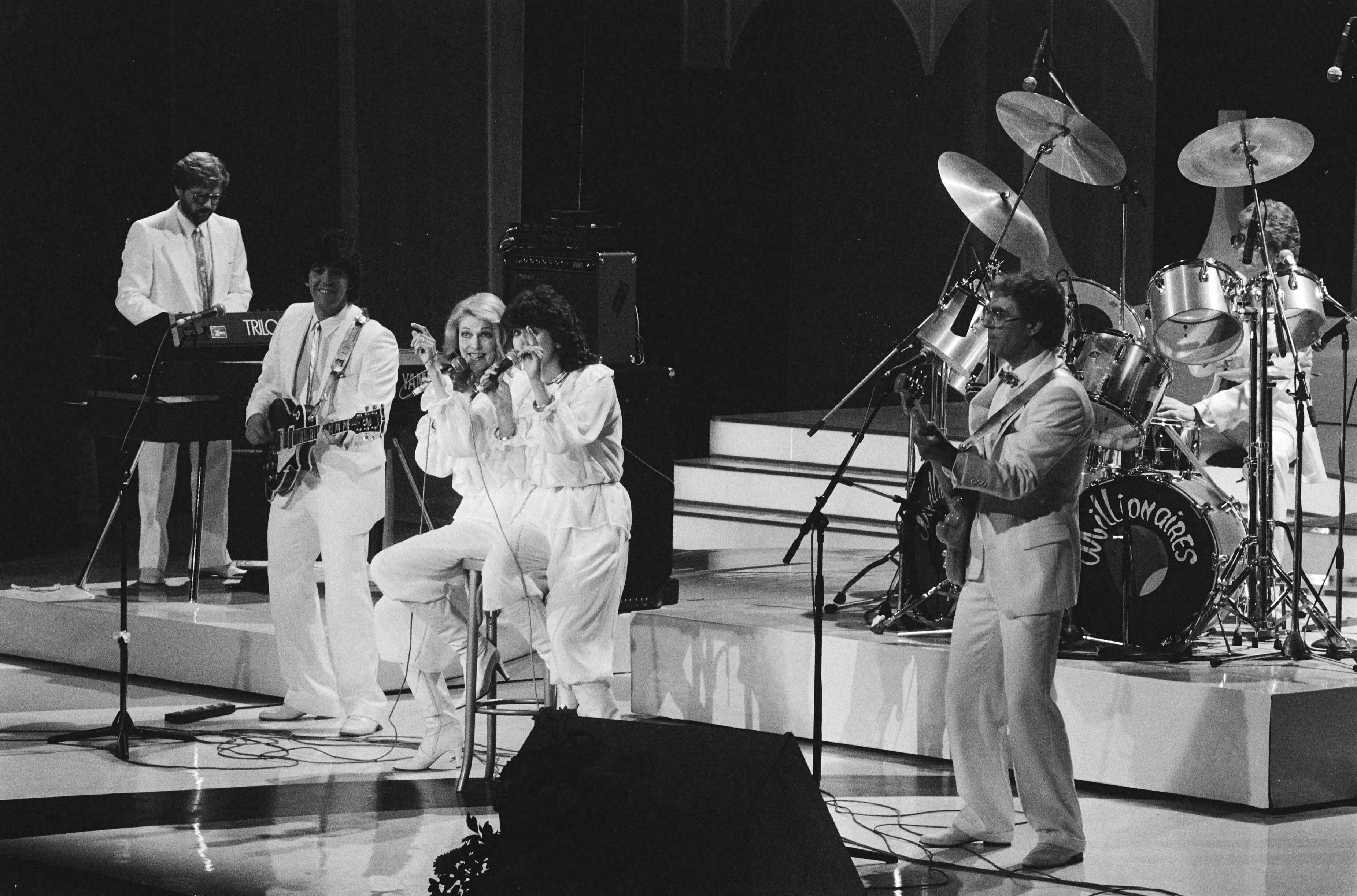 Fotocollectie Anefo — Nationale finale Eurovisie Songfestival in Circustheater in Scheveningen. The Millionairs tijdens hun optreden — Foto: Dijk, Hans van / Anefo. Licentie: Set B: Rechtenvrij / Publiek Domein. Bron: Nationaal Archief. http://hdl.handle.net/10648/ad10ff30-d0b4-102d-bcf8-003048976d84
