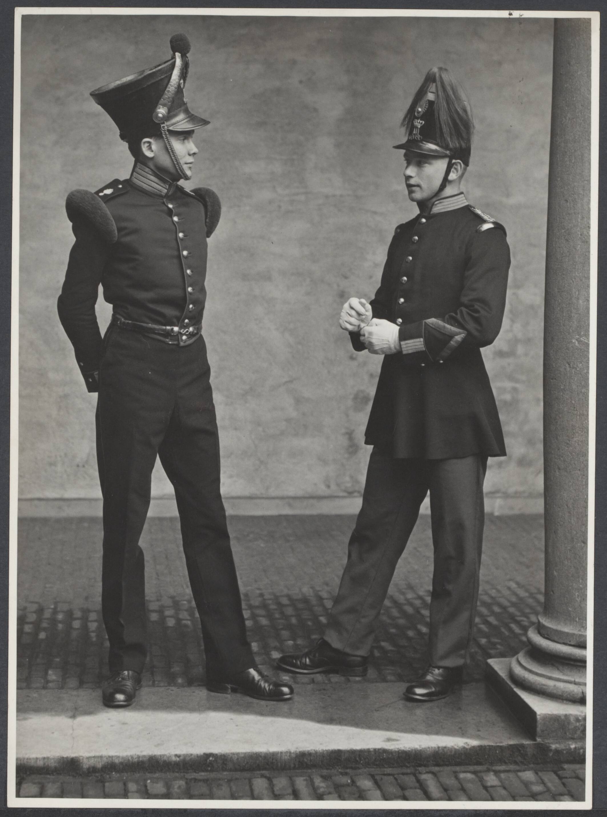 Cadettenscholen, Hogere Krijgsschool - Nederland — KMA Breda. Cadetten uniformen uit vorige en begin dezer eeuw, ca. 1900 — Foto: Bot Frequin / reproductie. Licentie: Set B: Rechtenvrij / Publiek Domein. Bron: Nationaal Archief. http://hdl.handle.net/10648/4593c446-5f22-febd-ab16-7f71ac6da4c6