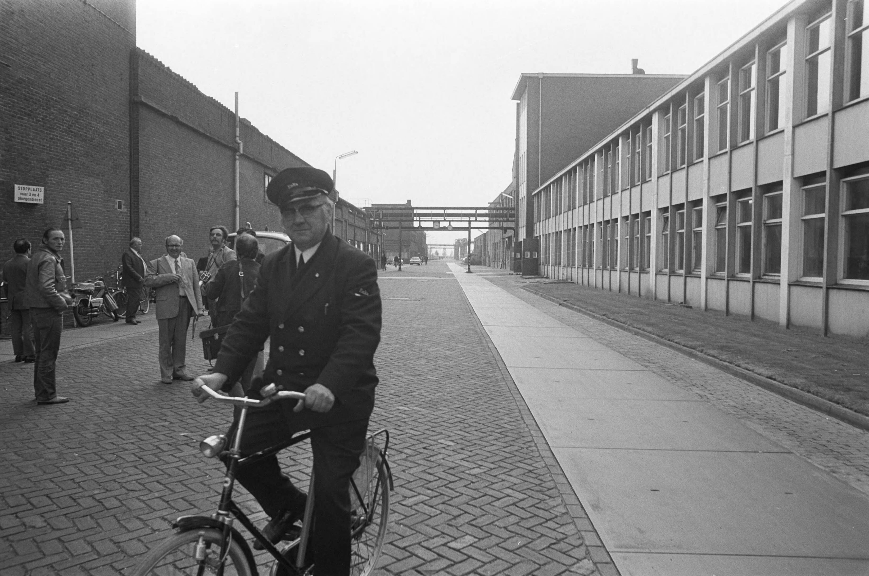 Fotocollectie Anefo — Werknemers hebben ENKA Breda bezet — Foto: Peters, Hans / Anefo. Licentie: Set B: Rechtenvrij / Publiek Domein. Bron: Nationaal Archief. http://hdl.handle.net/10648/abf68ce6-d0b4-102d-bcf8-003048976d84