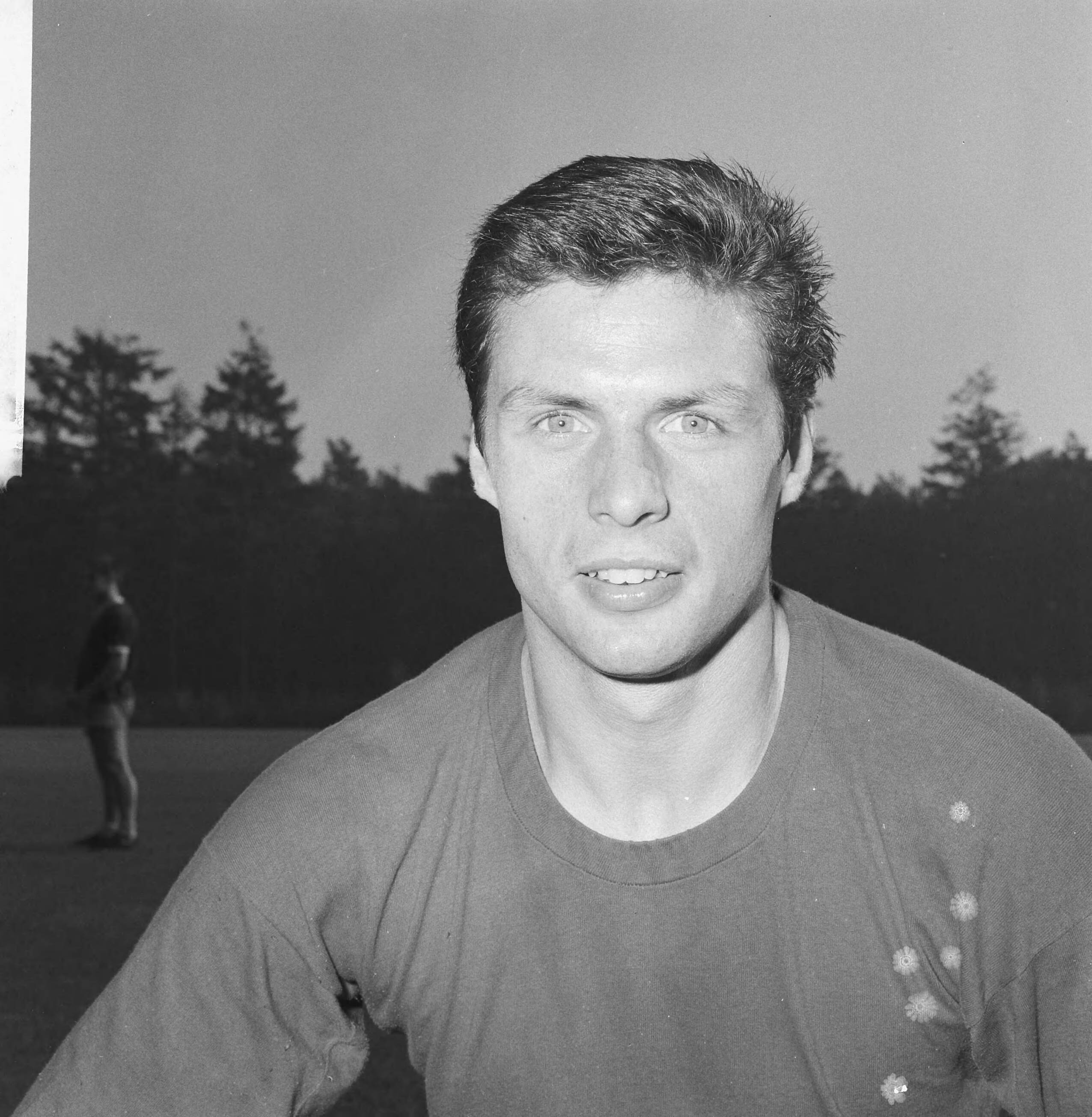 Portretten van voetballers — Voetballer Wim Suurbier van de Amsterdamse voetbalclub Ajax — Foto: Kroon, Ron / Anefo. Licentie: Set B: Rechtenvrij / Publiek Domein. Bron: Nationaal Archief. http://hdl.handle.net/10648/aace21e4-d0b4-102d-bcf8-003048976d84