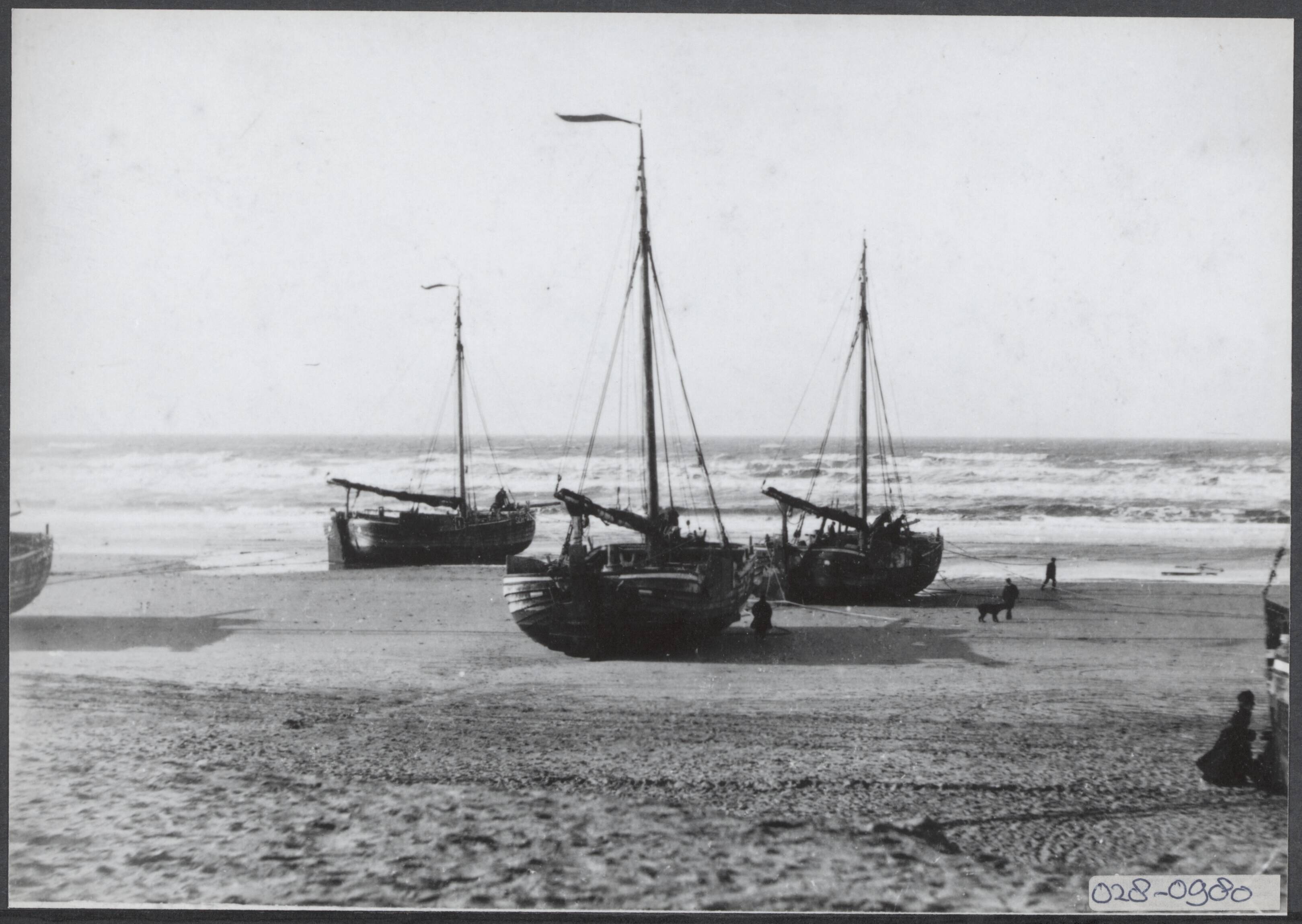 Fotocollectie Elsevier Binnenland — Scheveningen. Bomschuiten op het strand — Foto: Onbekend / Publiek Domein of Rechtenvrij. Licentie: Set B: Rechtenvrij / Publiek Domein. Bron: Nationaal Archief. http://hdl.handle.net/10648/addf6b7c-d0b4-102d-bcf8-003048976d84