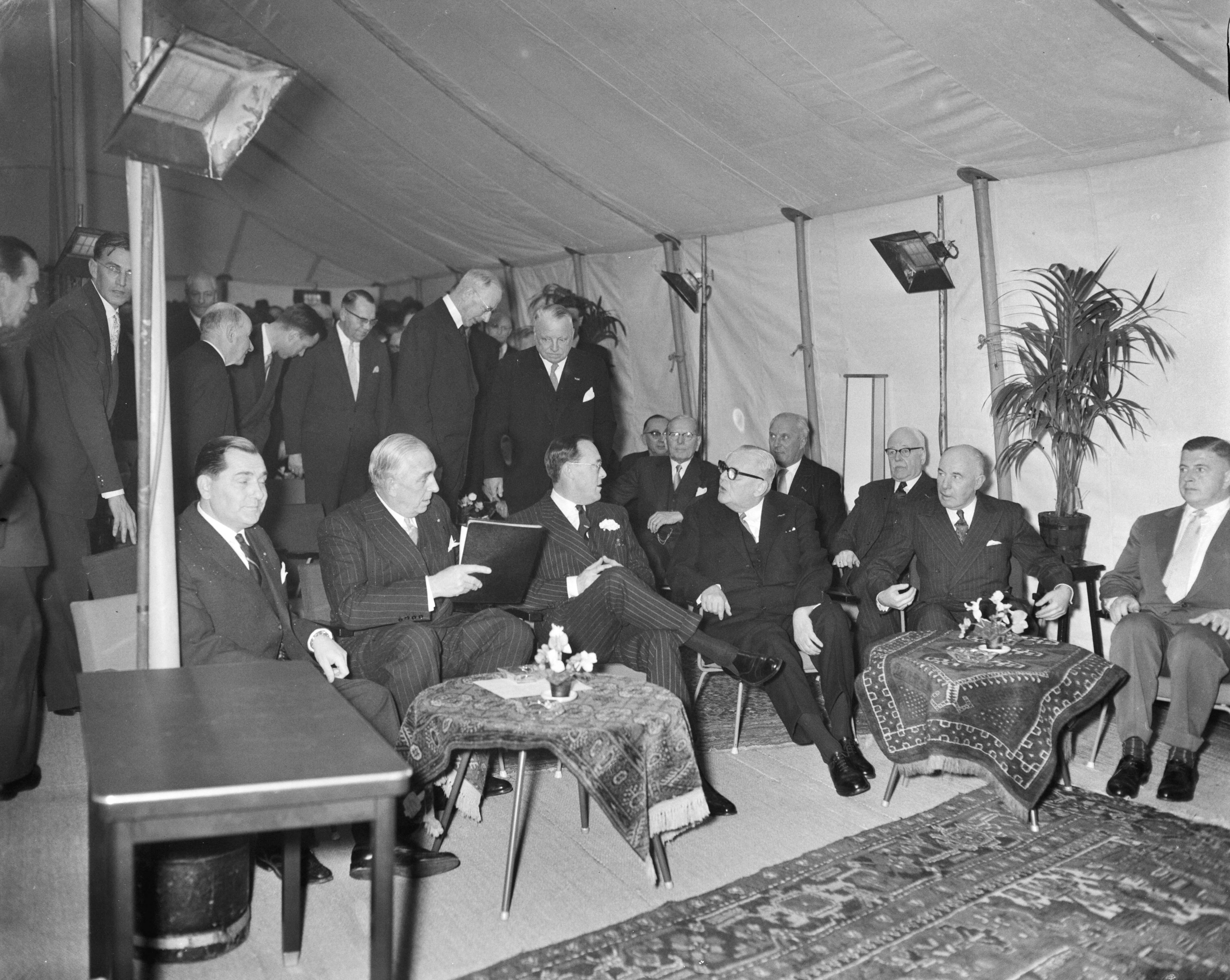 Opening van het centraal researchlaboratorium van Brocades & Stheeman te Haarlem door prins Bernhard — Foto: Bilsen, Joop van / Anefo. — Licentie: Set B: Rechtenvrij / Publiek Domein. Bron: Nationaal Archief. http://hdl.handle.net/10648/a98ba716-d0b4-102d-bcf8-003048976d84