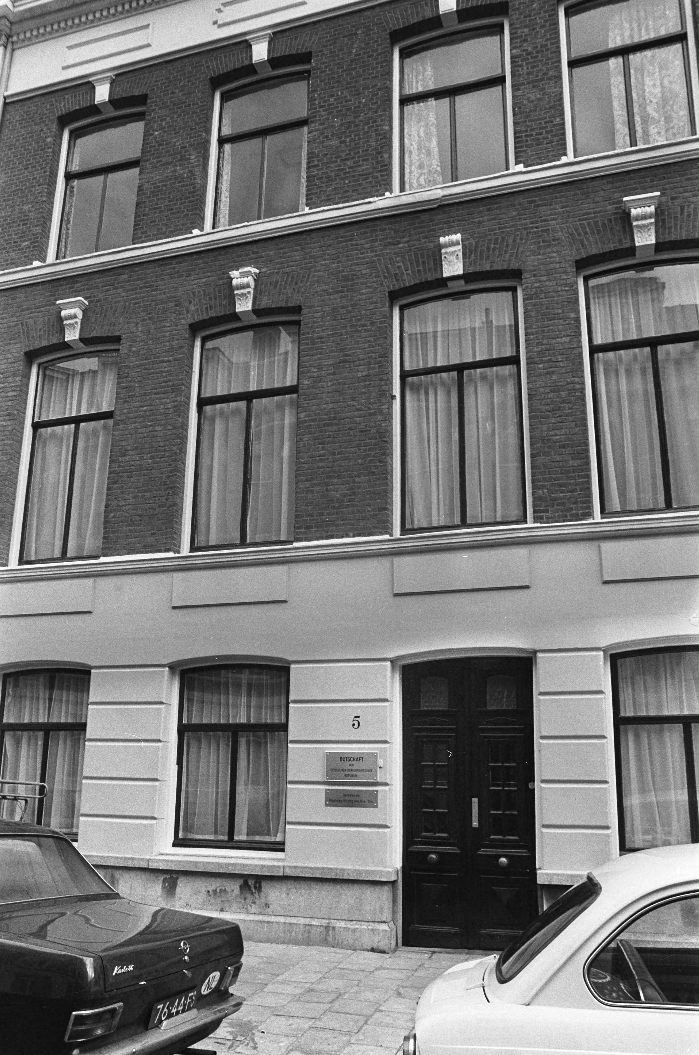 Fotocollectie Anefo — DDR-ambassade in Van der Spiegelstraat te Den Haag — Foto: Mieremet, Rob / Anefo. Licentie: Set B: Rechtenvrij / Publiek Domein. Bron: Nationaal Archief. http://hdl.handle.net/10648/ac23f5fa-d0b4-102d-bcf8-003048976d84