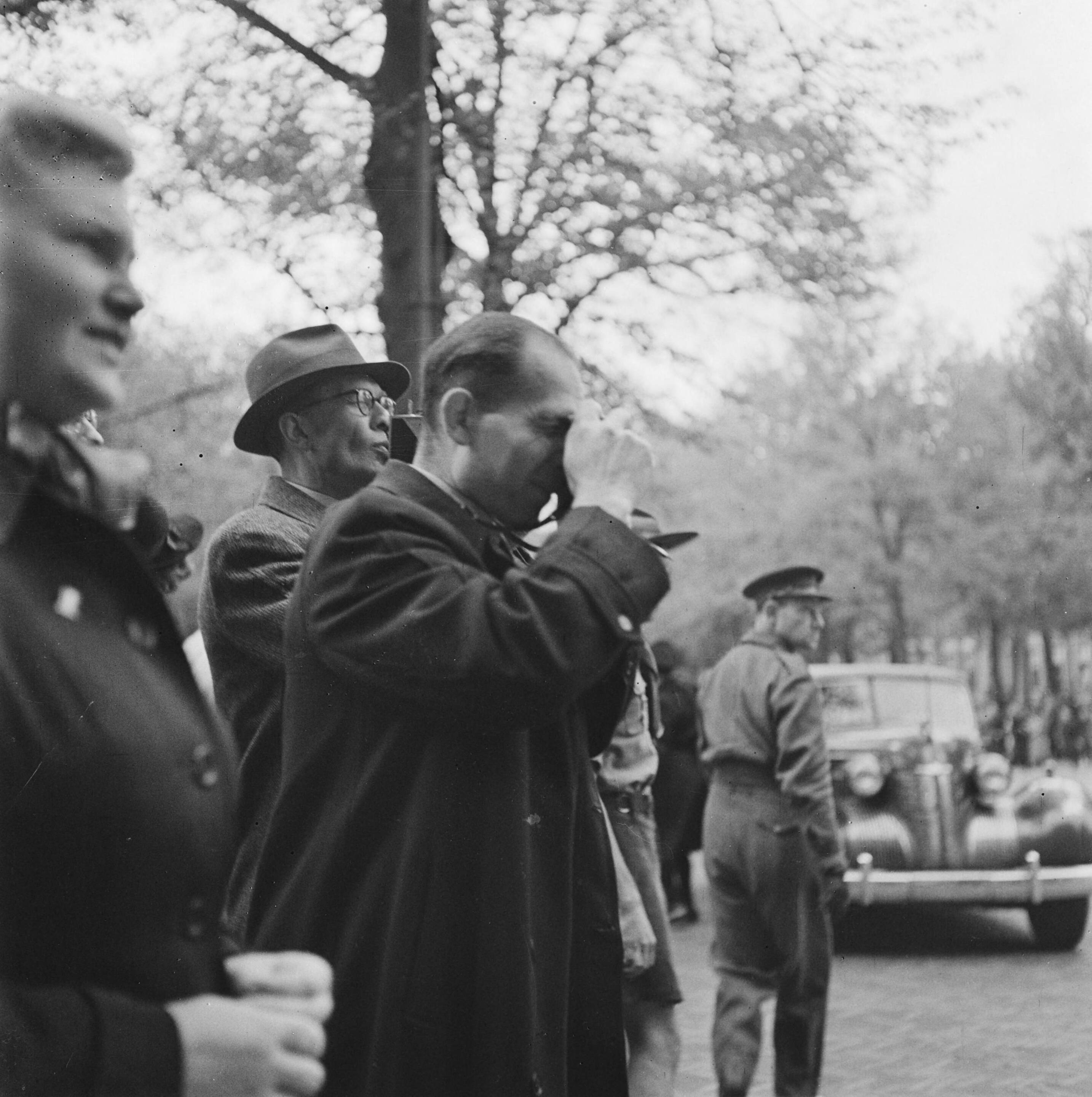 Bezoek van Eisenhower aan Paleis Lange Voorhout te Den Haag — [Een man fotografeert] — Foto: Fotograaf Onbekend / Anefo. Licentie: Set B: Rechtenvrij / Publiek Domein. Bron: Nationaal Archief. http://hdl.handle.net/10648/ac1cf84a-d0b4-102d-bcf8-003048976d84